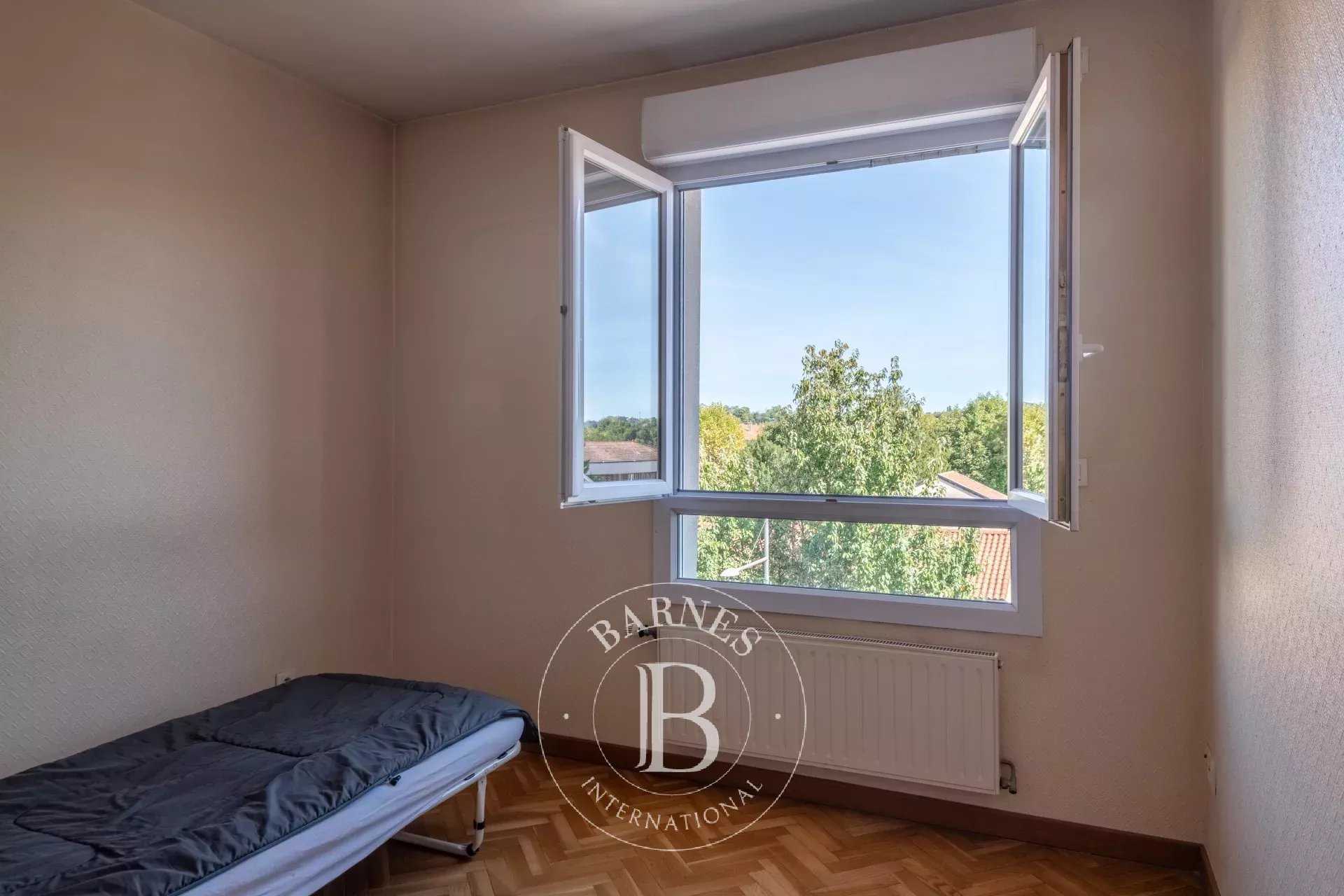 Sathonay-Camp  - Appartement 6 Pi&egrave;ces 4 Chambres