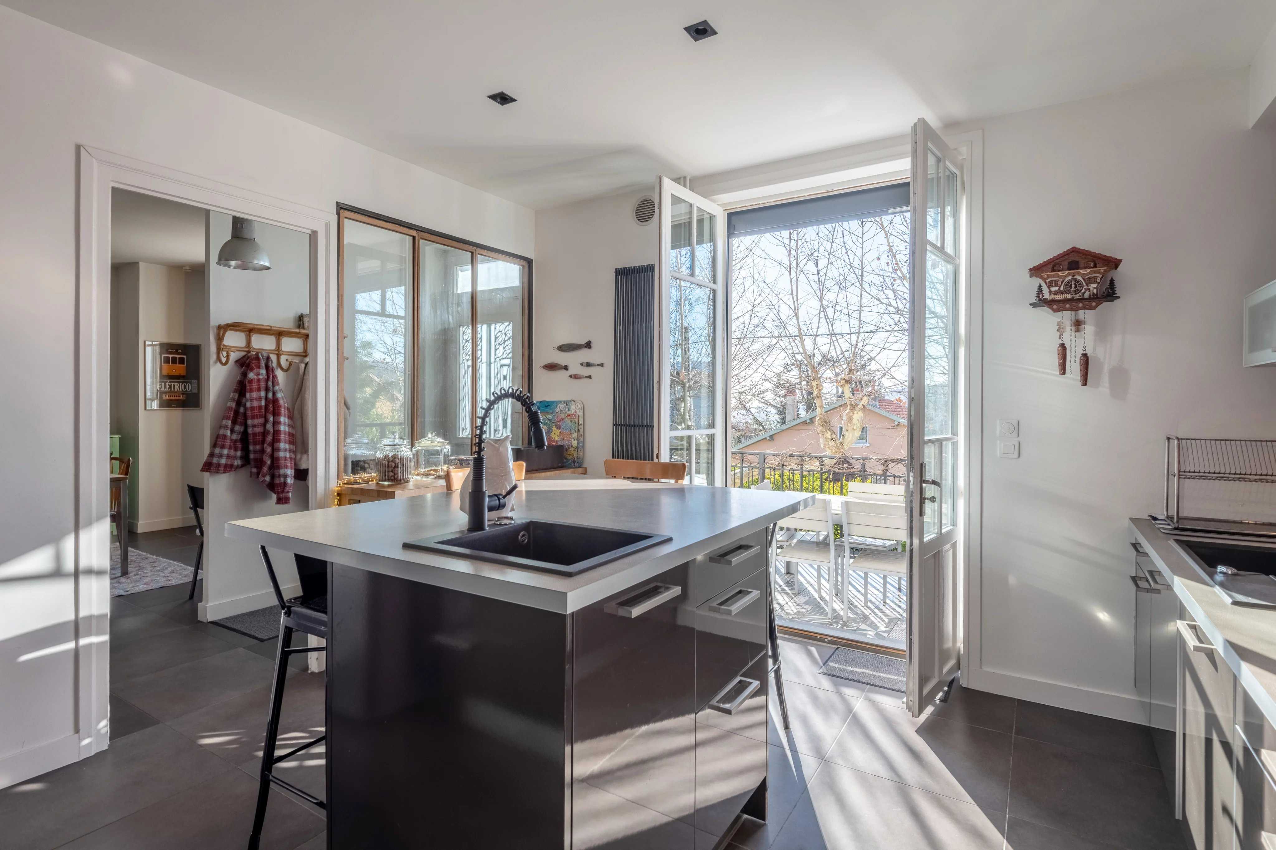 Vaugneray  - Maison 6 Pi&egrave;ces 5 Chambres