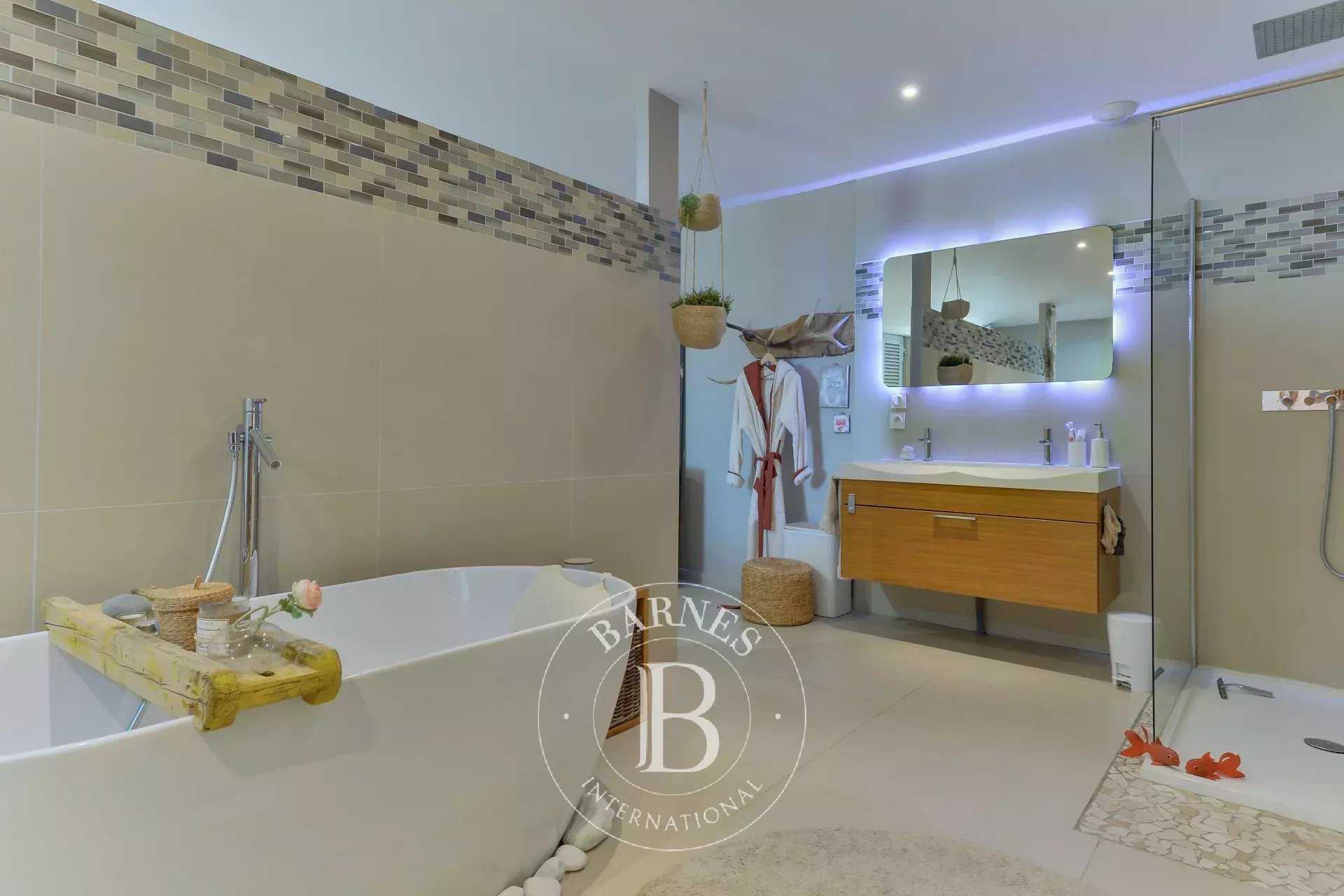 Beauvallon  - Appartement 5 Pi&egrave;ces 4 Chambres