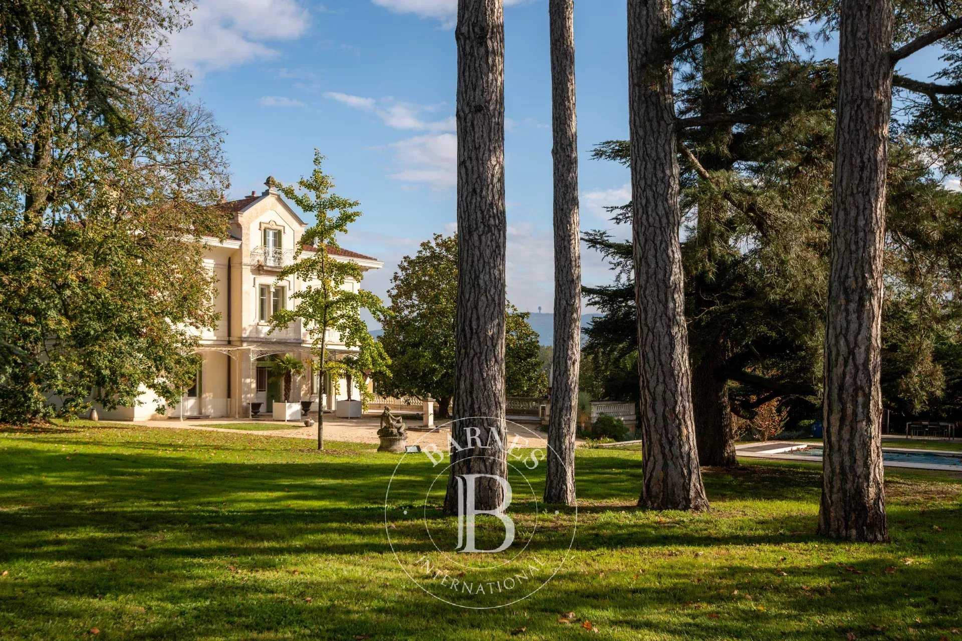 Dommartin  - Property 9 Bedrooms