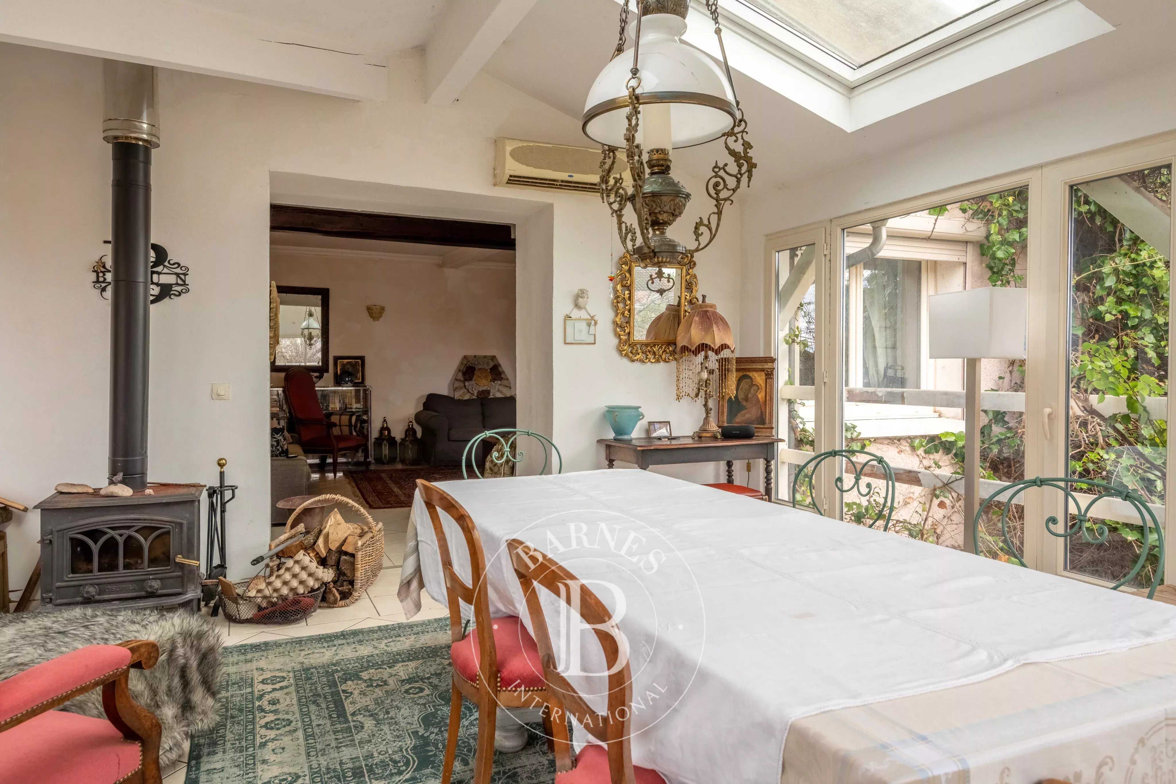 Montanay  - Maison de village 9 Pi&egrave;ces 9 Chambres