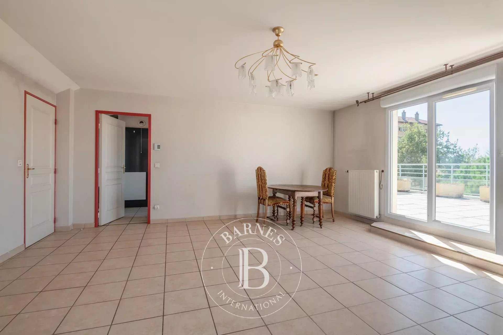 Sathonay-Camp  - Appartement 6 Pi&egrave;ces 4 Chambres