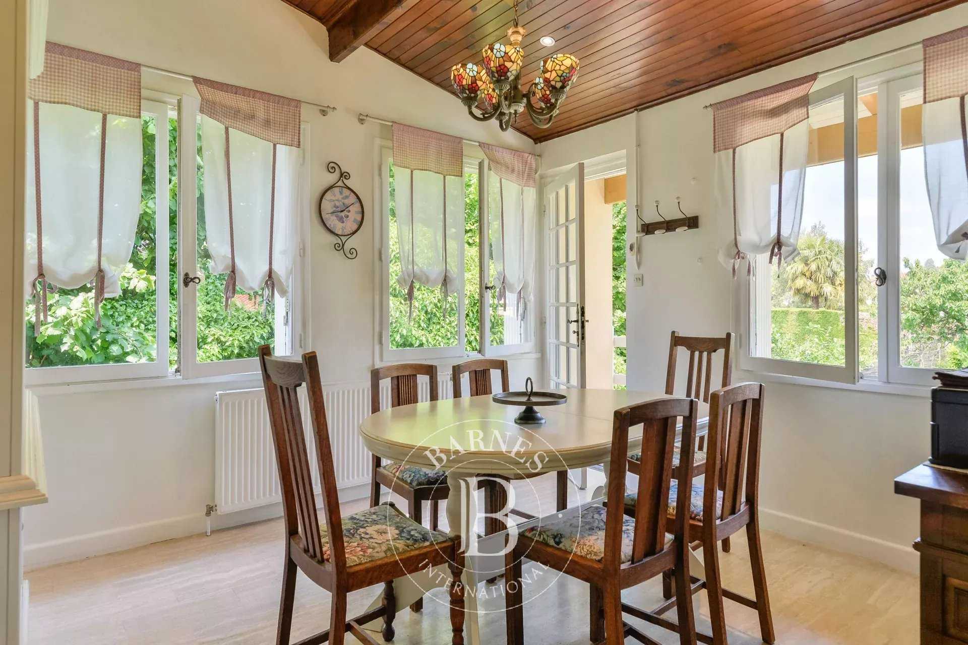 Fleurieu-sur-Saône  - Maison 8 Pi&egrave;ces 6 Chambres