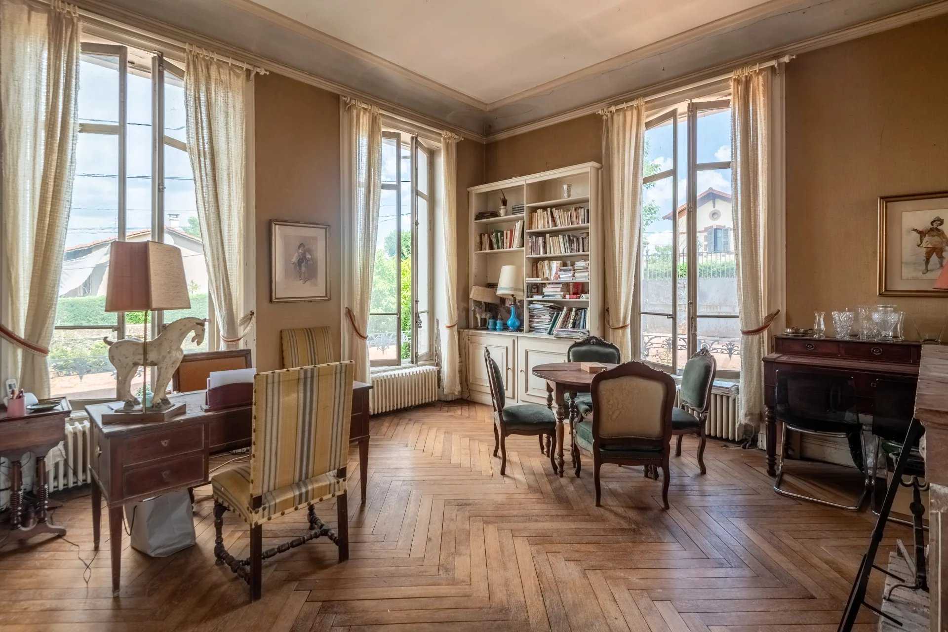 Lentilly  - Maison 17 Pi&egrave;ces 11 Chambres