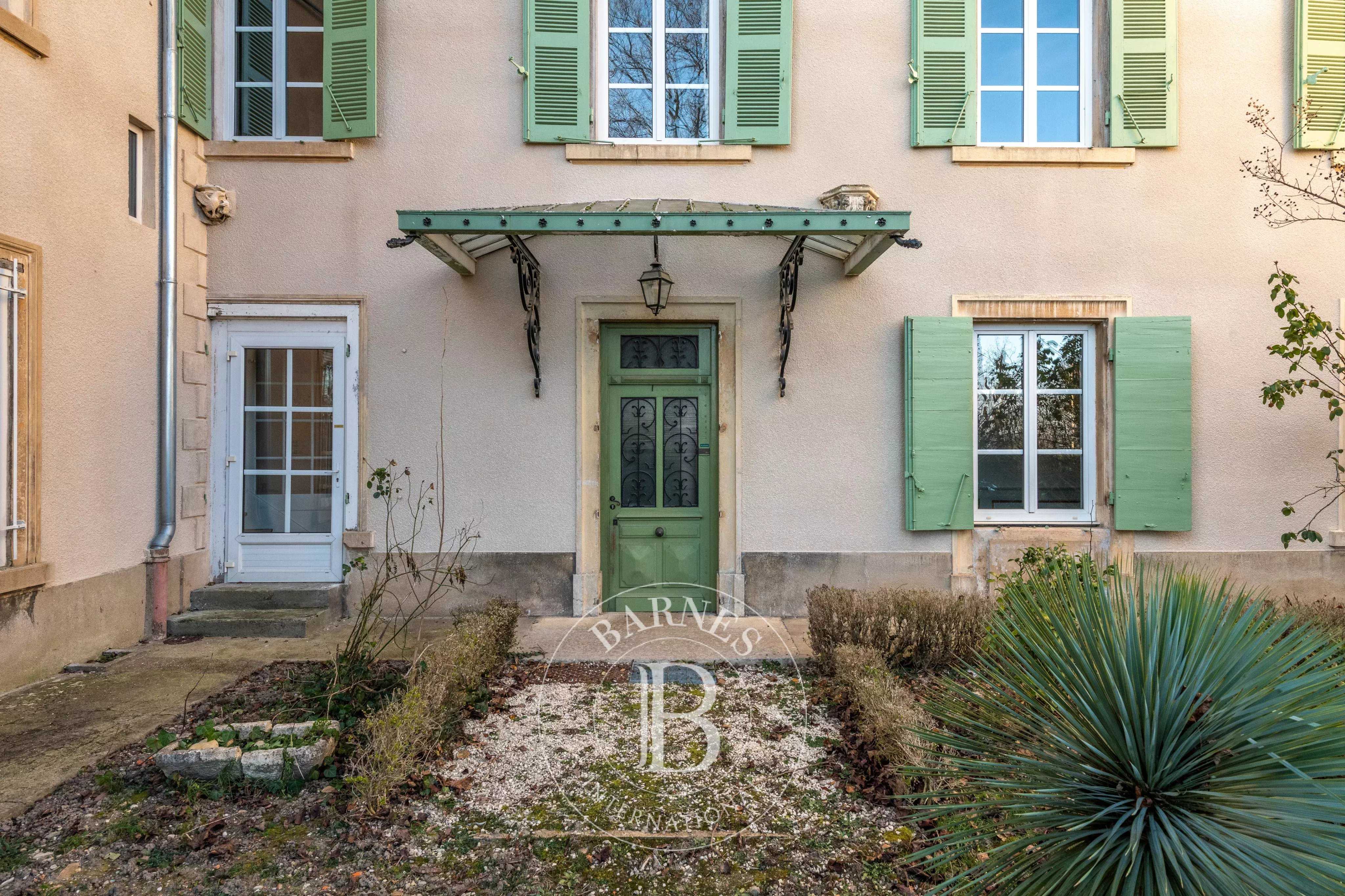 Vernaison  - House 9 Bedrooms