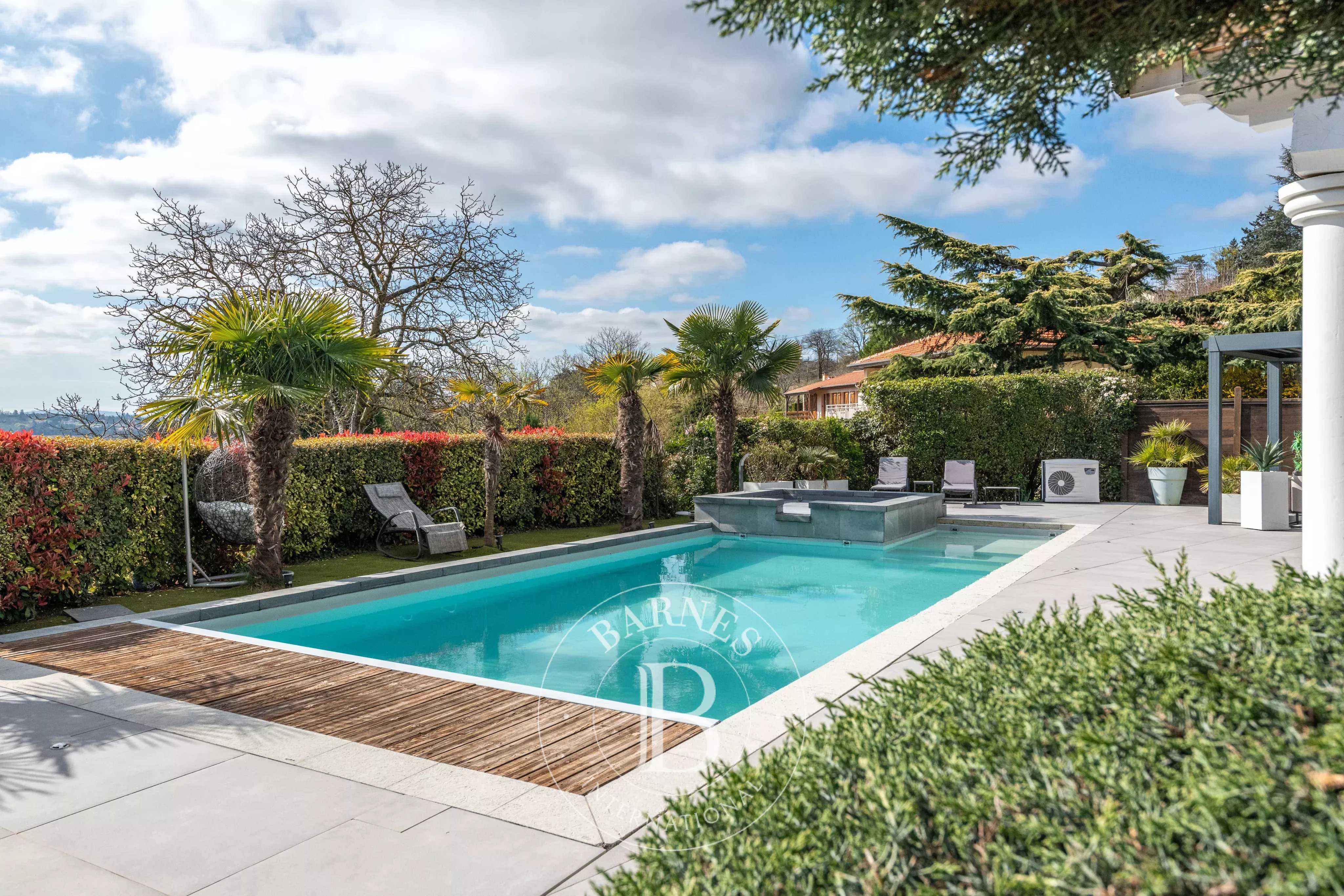 Saint-Genis-Laval  - Maison 9 Pi&egrave;ces 5 Chambres