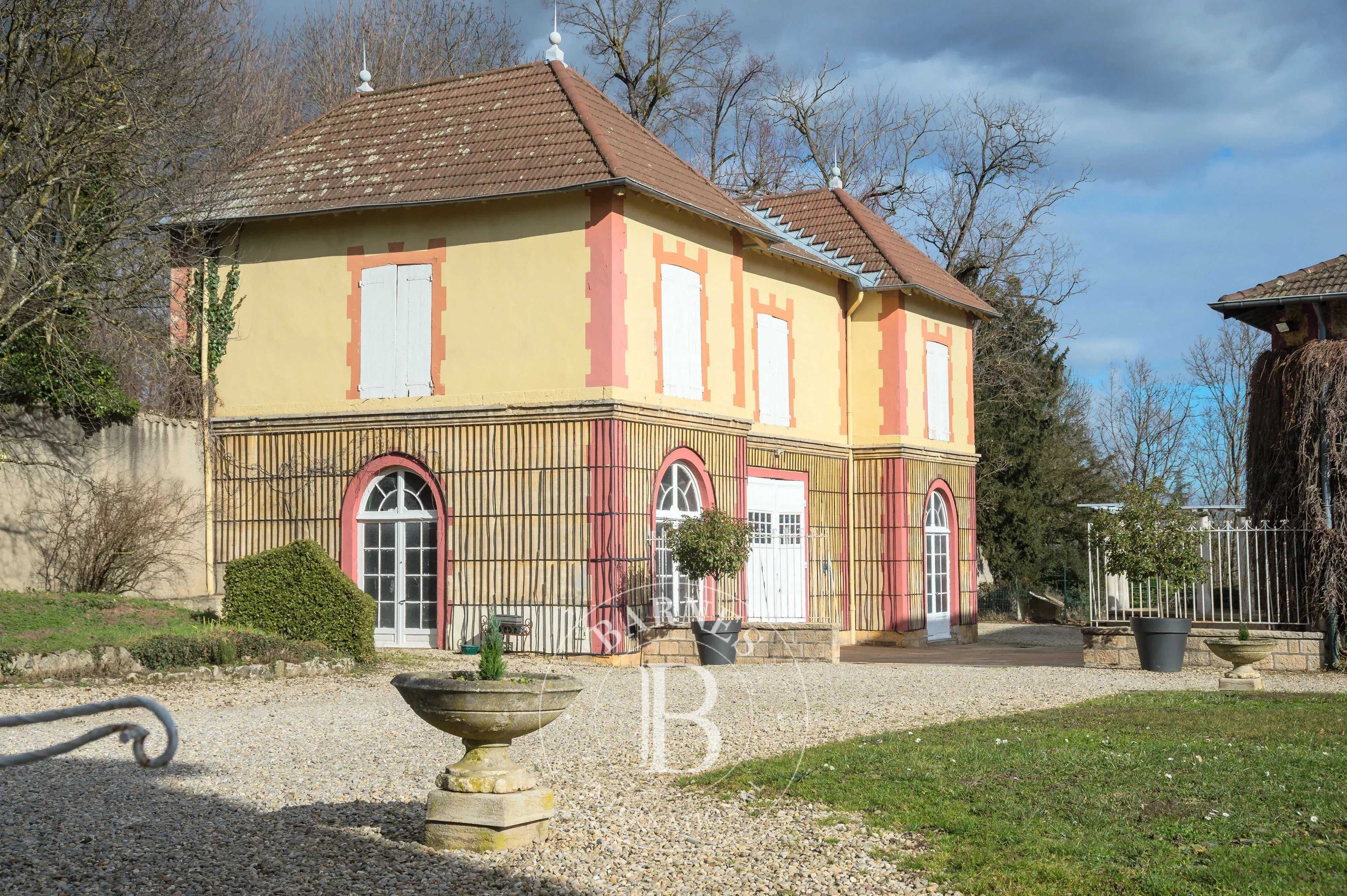 Écully  - Propriété 18 Pi&egrave;ces 14 Chambres