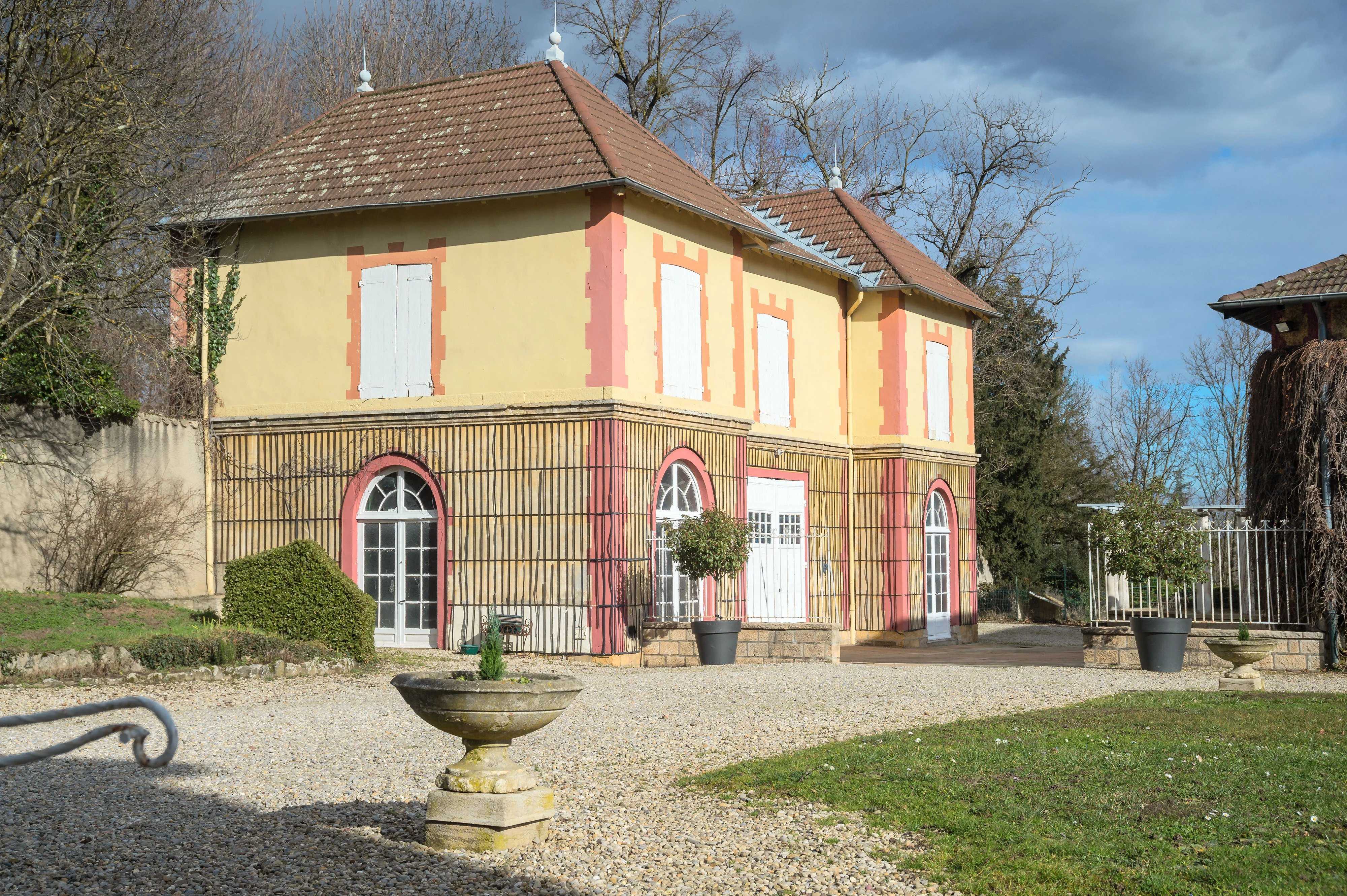 Écully  - Propriété 18 Pi&egrave;ces 14 Chambres