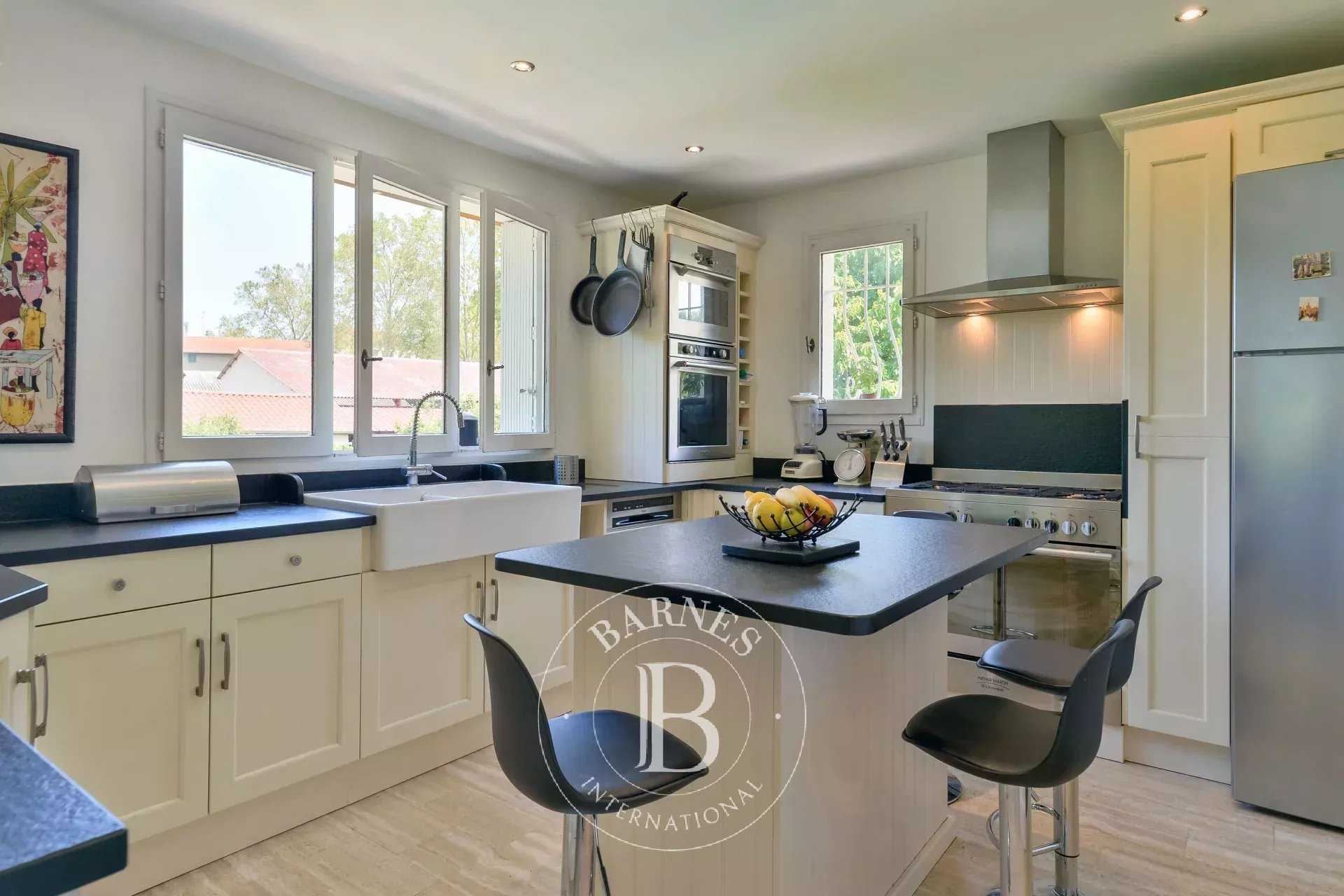 Fleurieu-sur-Saône  - Maison 8 Pi&egrave;ces 6 Chambres