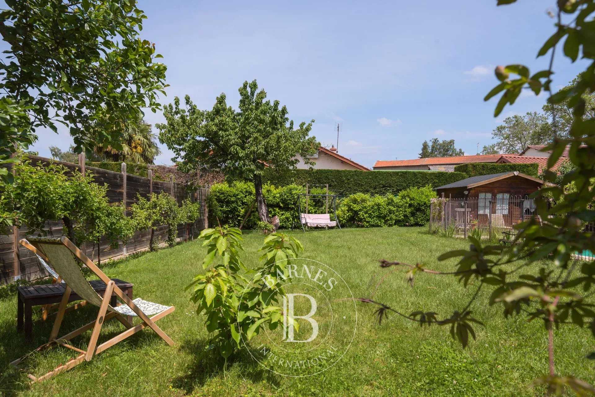 Fleurieu-sur-Saône  - Maison 8 Pi&egrave;ces 6 Chambres