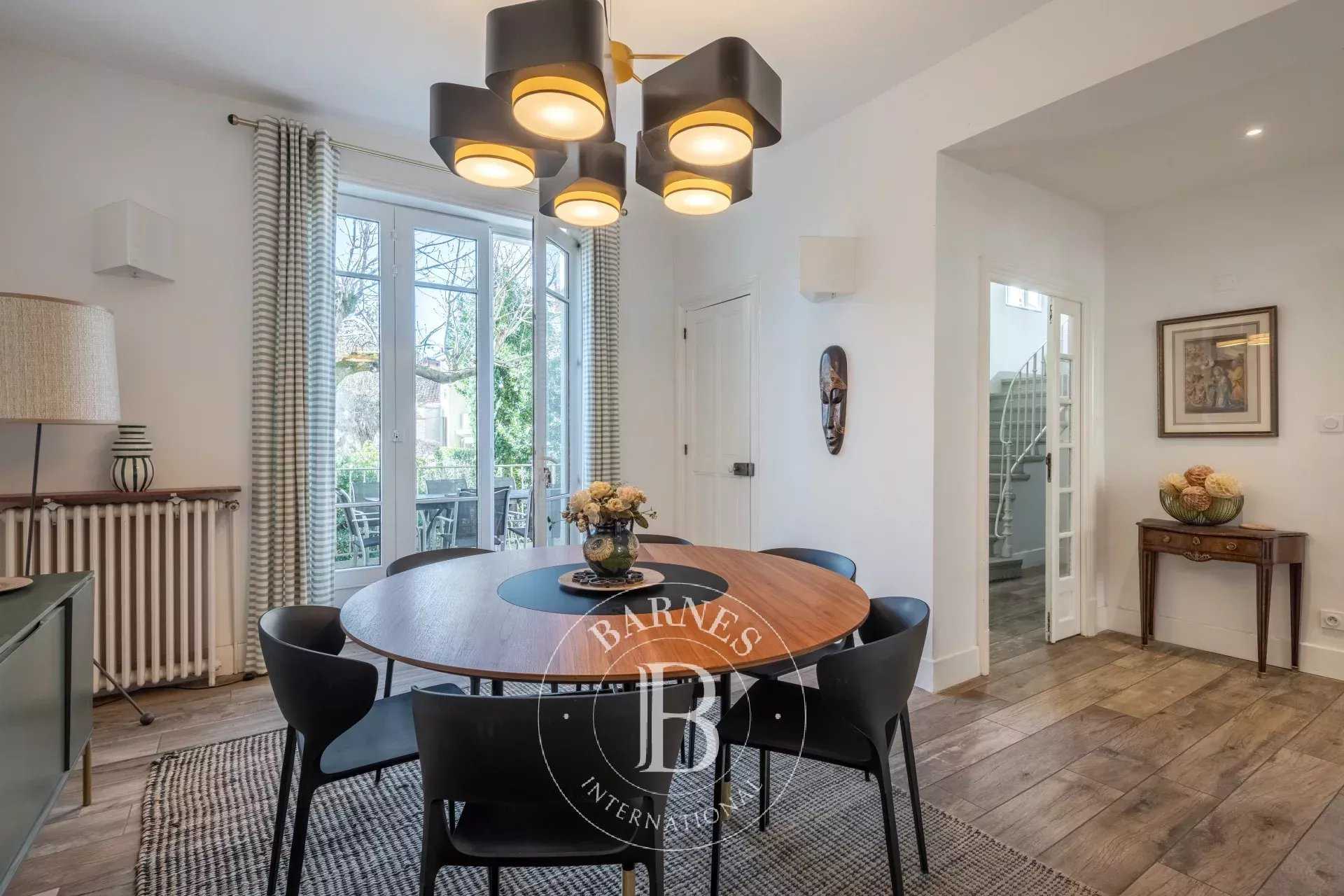 Oullins-Pierre-Bénite  - Maison 7 Pi&egrave;ces 5 Chambres