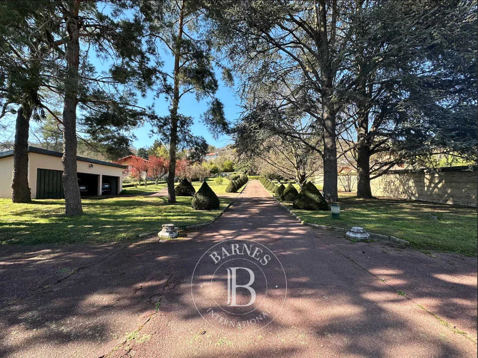 Neyron  - Maison 8 Pi&egrave;ces 6 Chambres