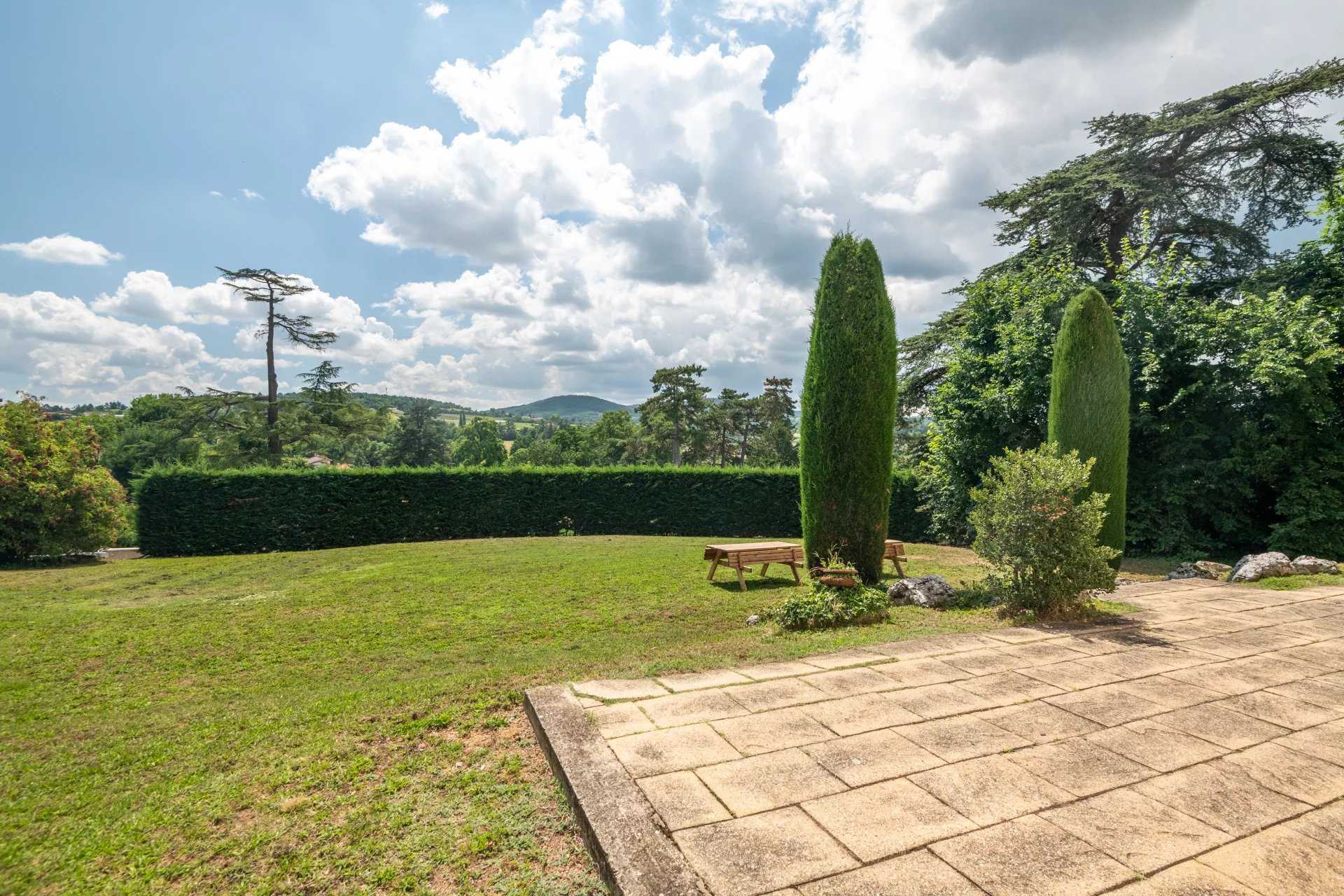 Lentilly  - Maison 17 Pi&egrave;ces 11 Chambres