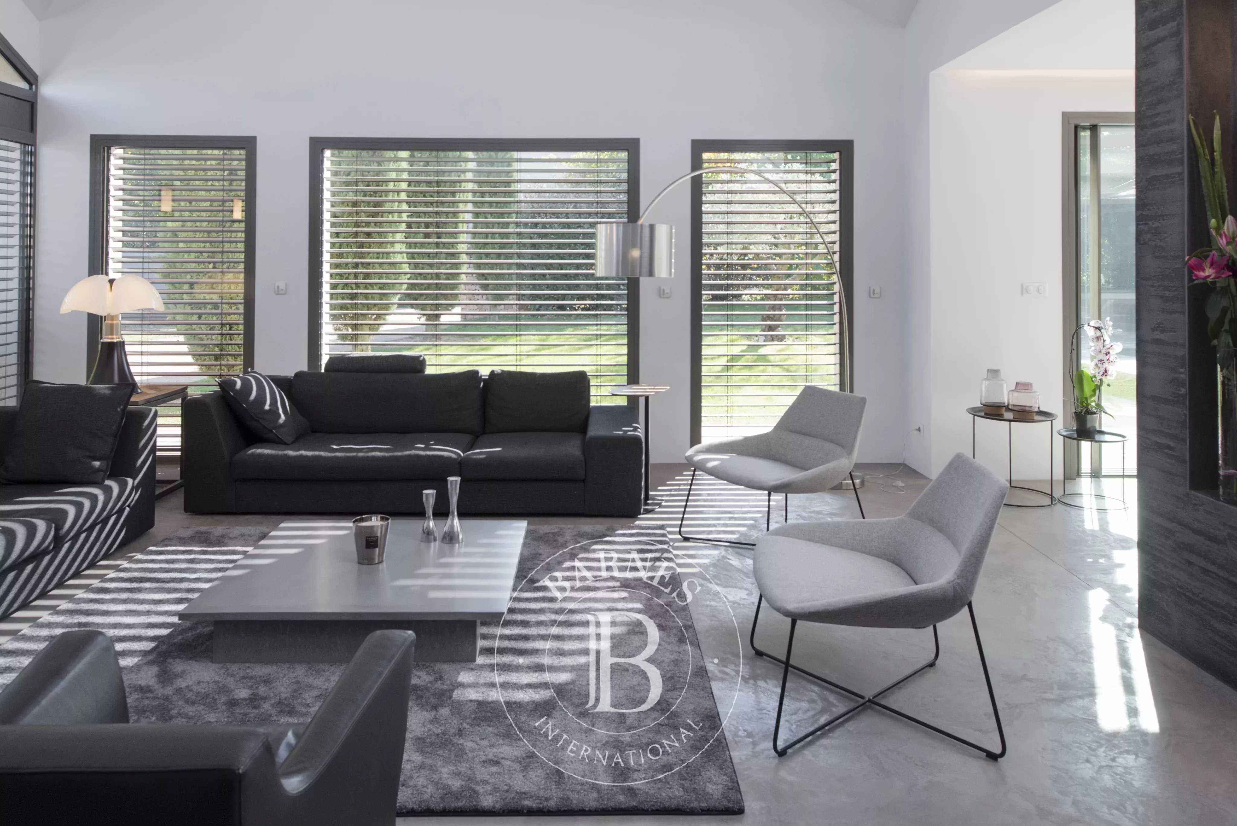 Lyon  - Maison 7 Pi&egrave;ces 5 Chambres