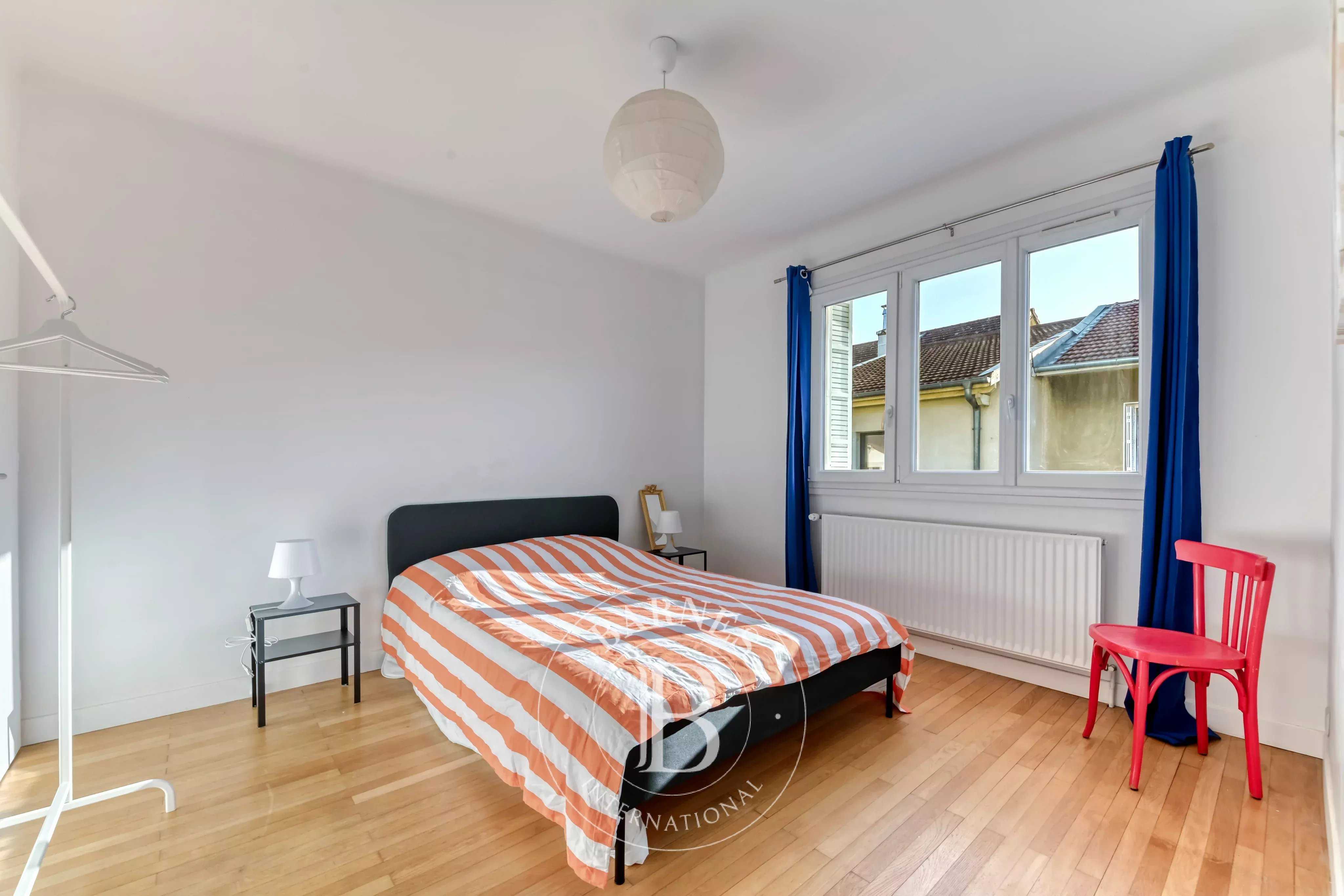 Villeurbanne  - Maison de ville 5 Pi&egrave;ces 3 Chambres