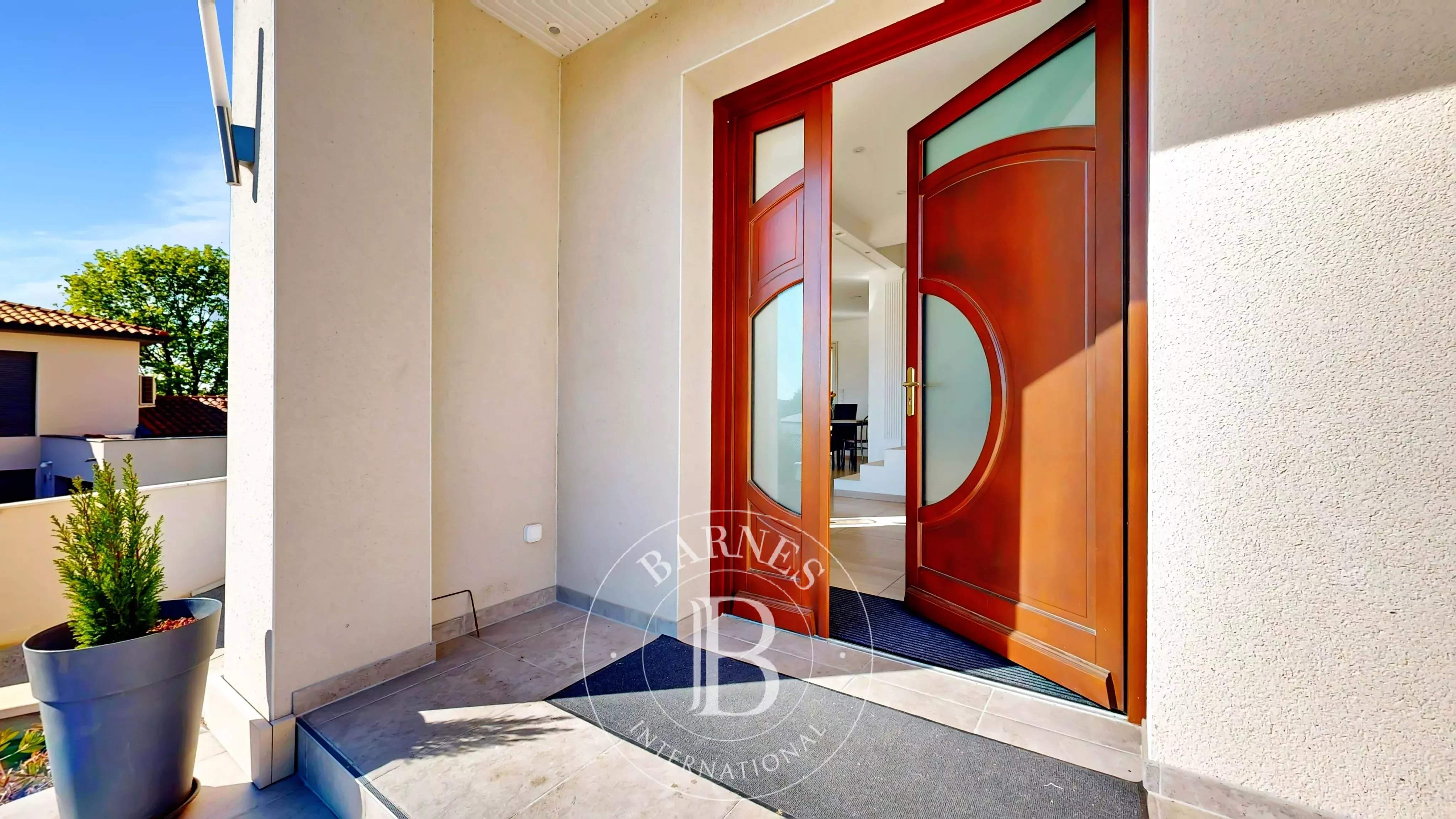 Vernaison  - Maison 6 Pi&egrave;ces 4 Chambres - picture 2