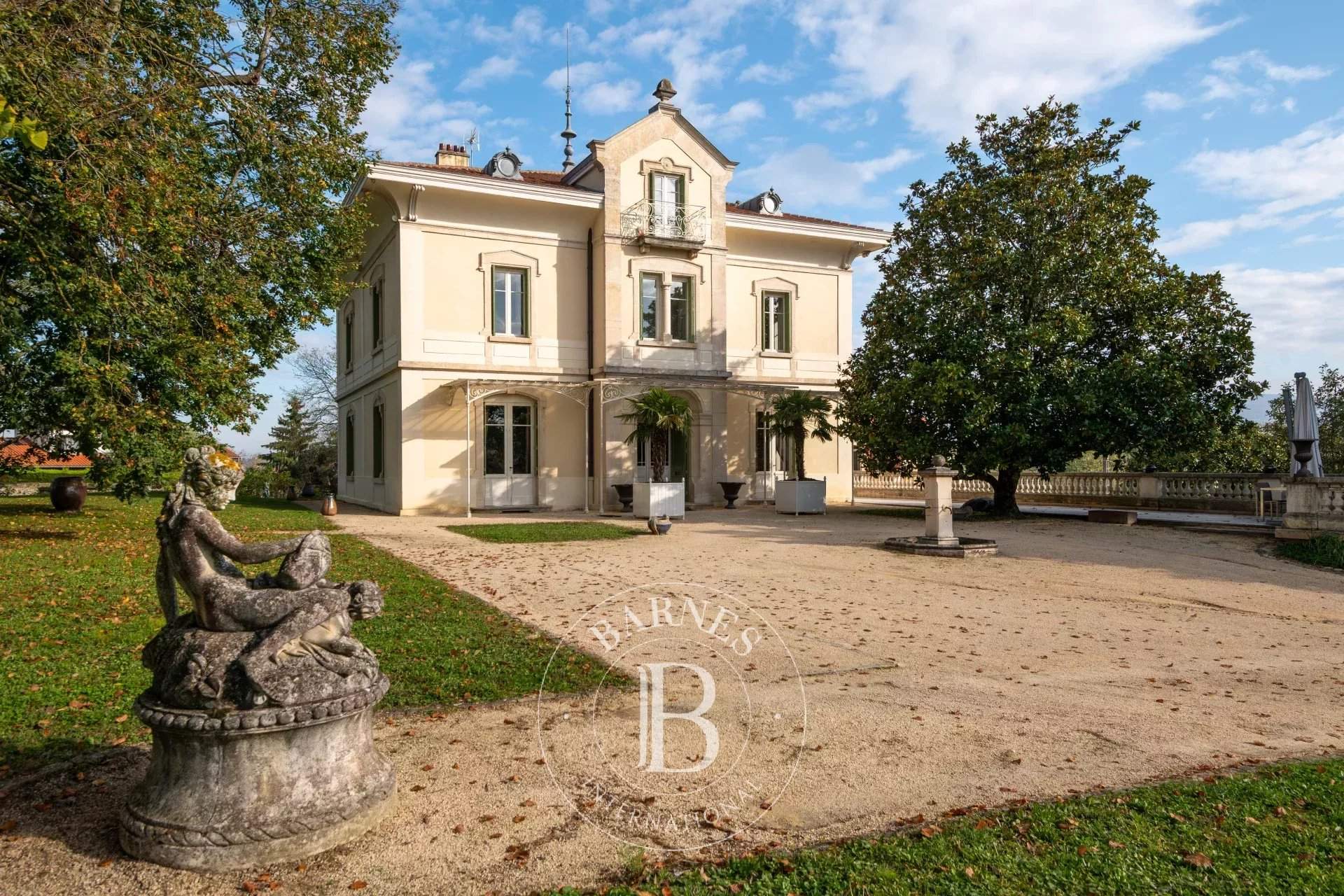 Dommartin  - Property 9 Bedrooms - picture 2