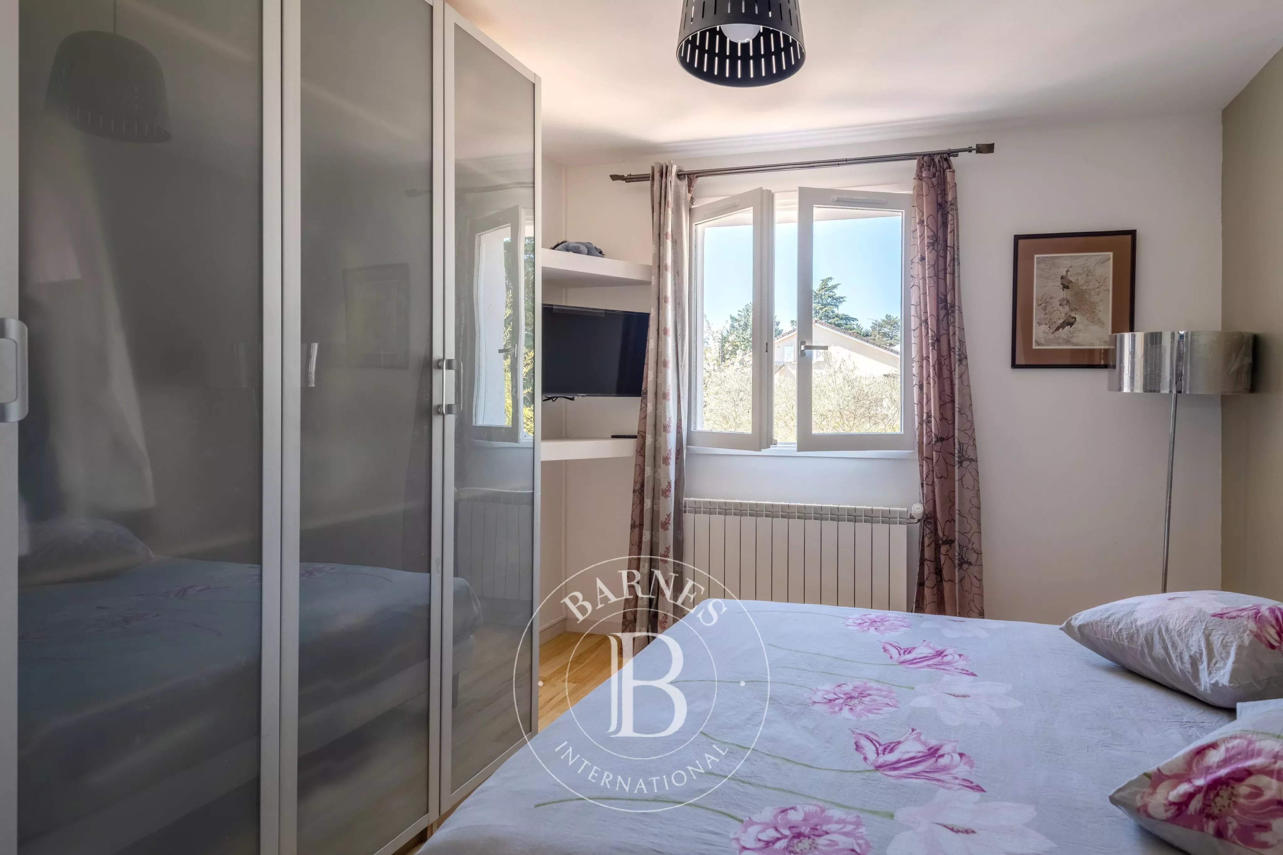 La Tour-de-Salvagny  - Maison 6 Pi&egrave;ces 5 Chambres - picture 13