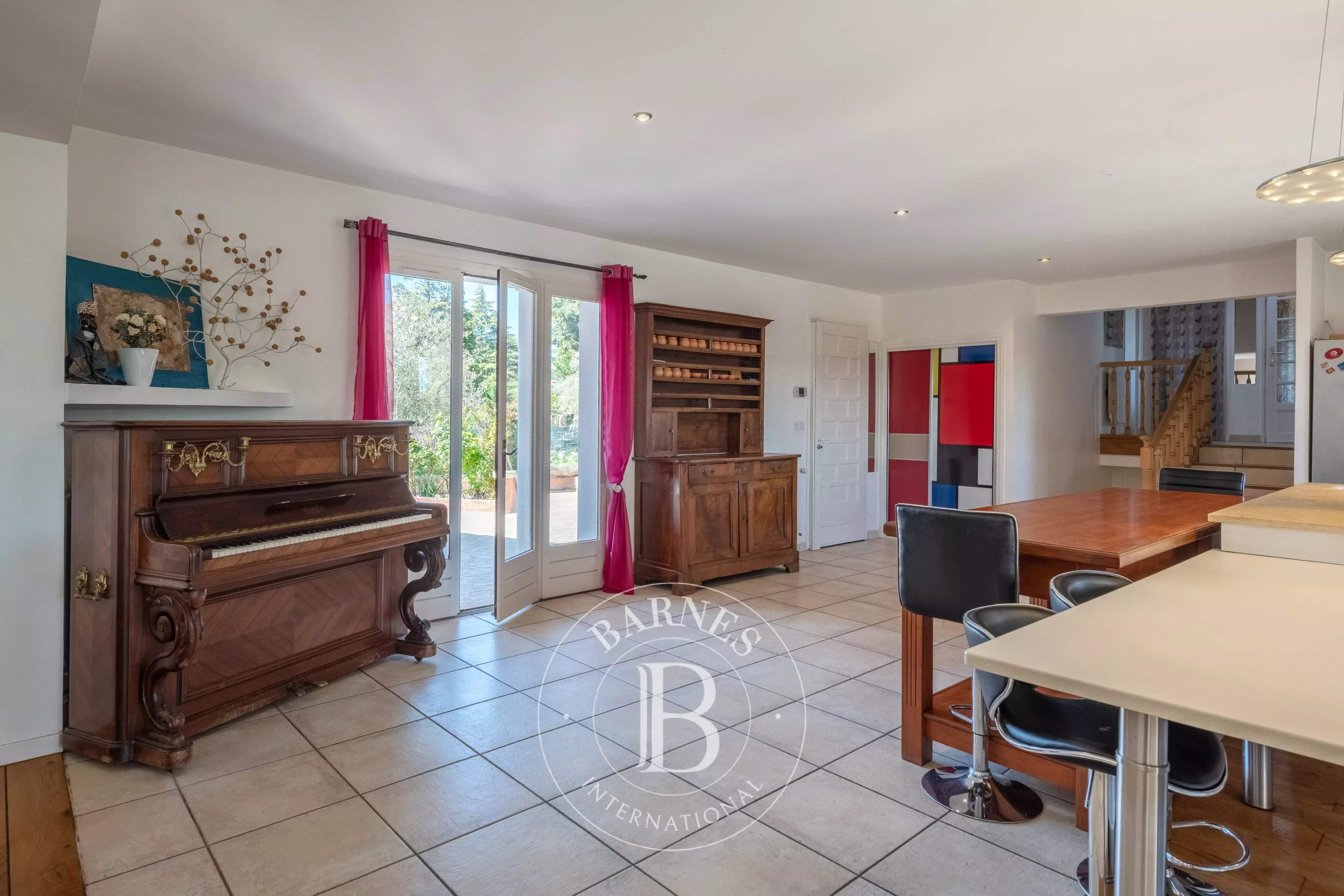 La Tour-de-Salvagny  - Maison 6 Pi&egrave;ces 5 Chambres - picture 10