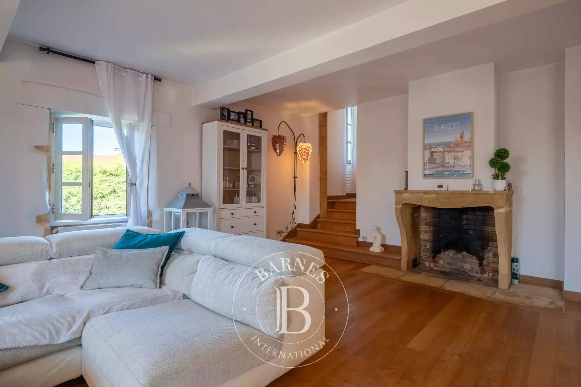 Saint-Germain-Nuelles  - Maison 7 Pièces 4 Chambres - picture 20