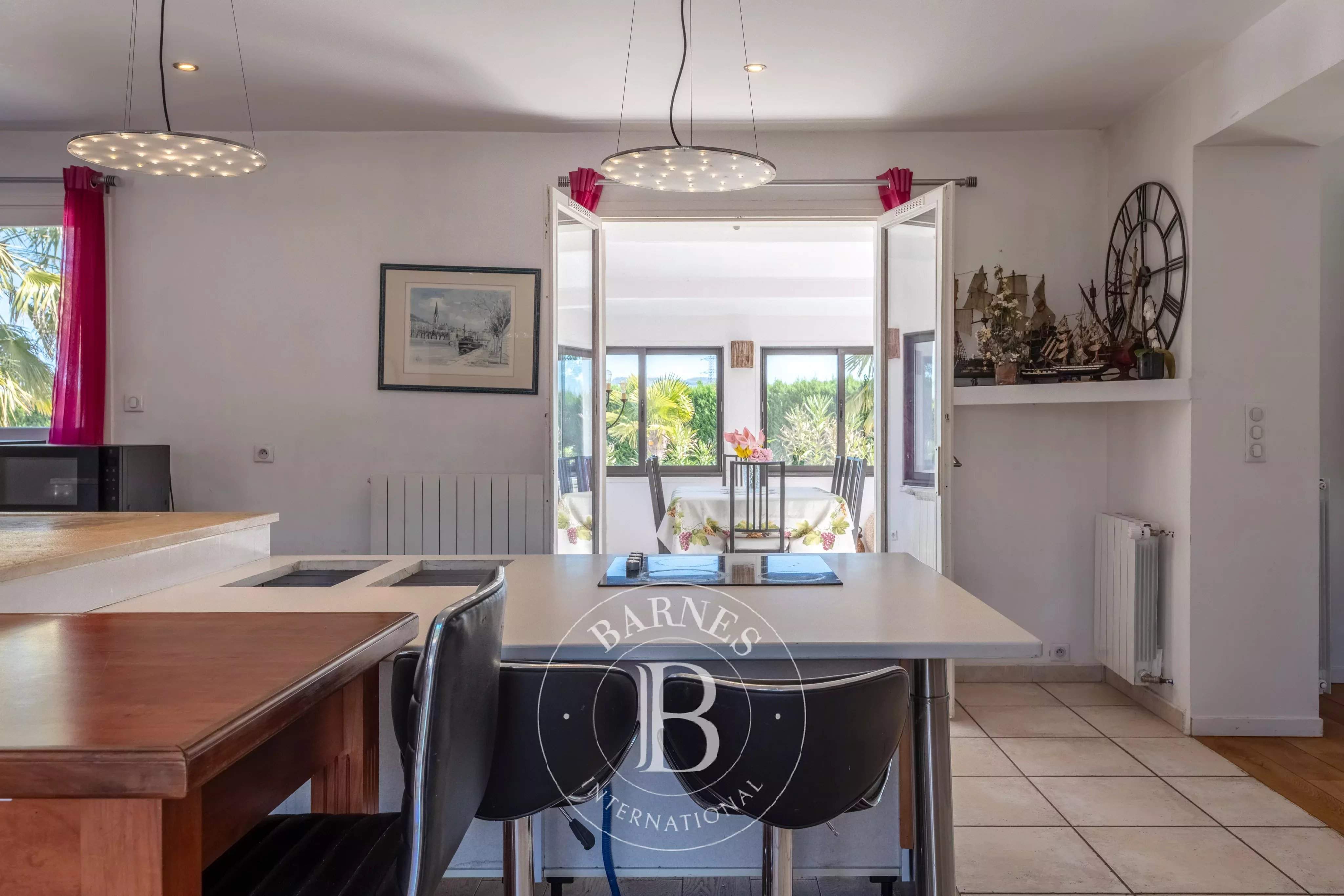 La Tour-de-Salvagny  - Maison 6 Pi&egrave;ces 5 Chambres - picture 9