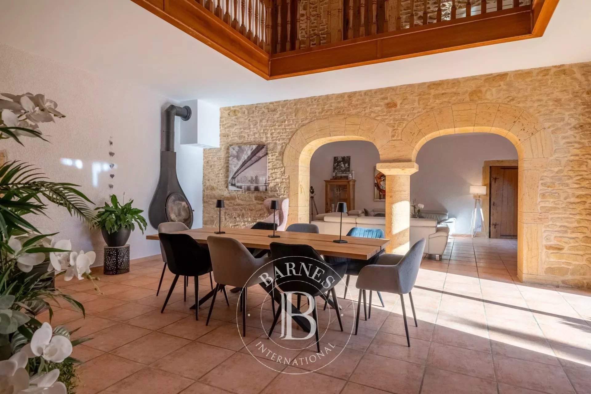 Saint-Germain-Nuelles  - Maison 7 Pièces 4 Chambres - picture 6