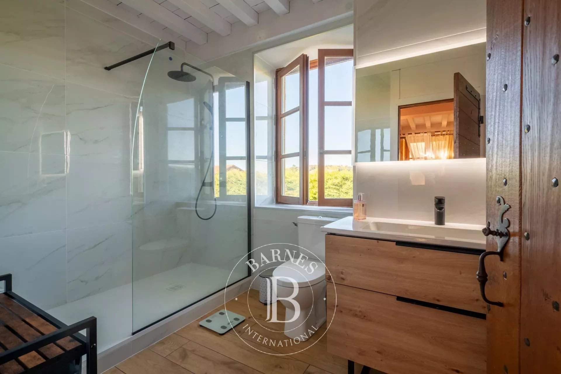 Saint-Germain-Nuelles  - Maison 7 Pièces 4 Chambres - picture 14