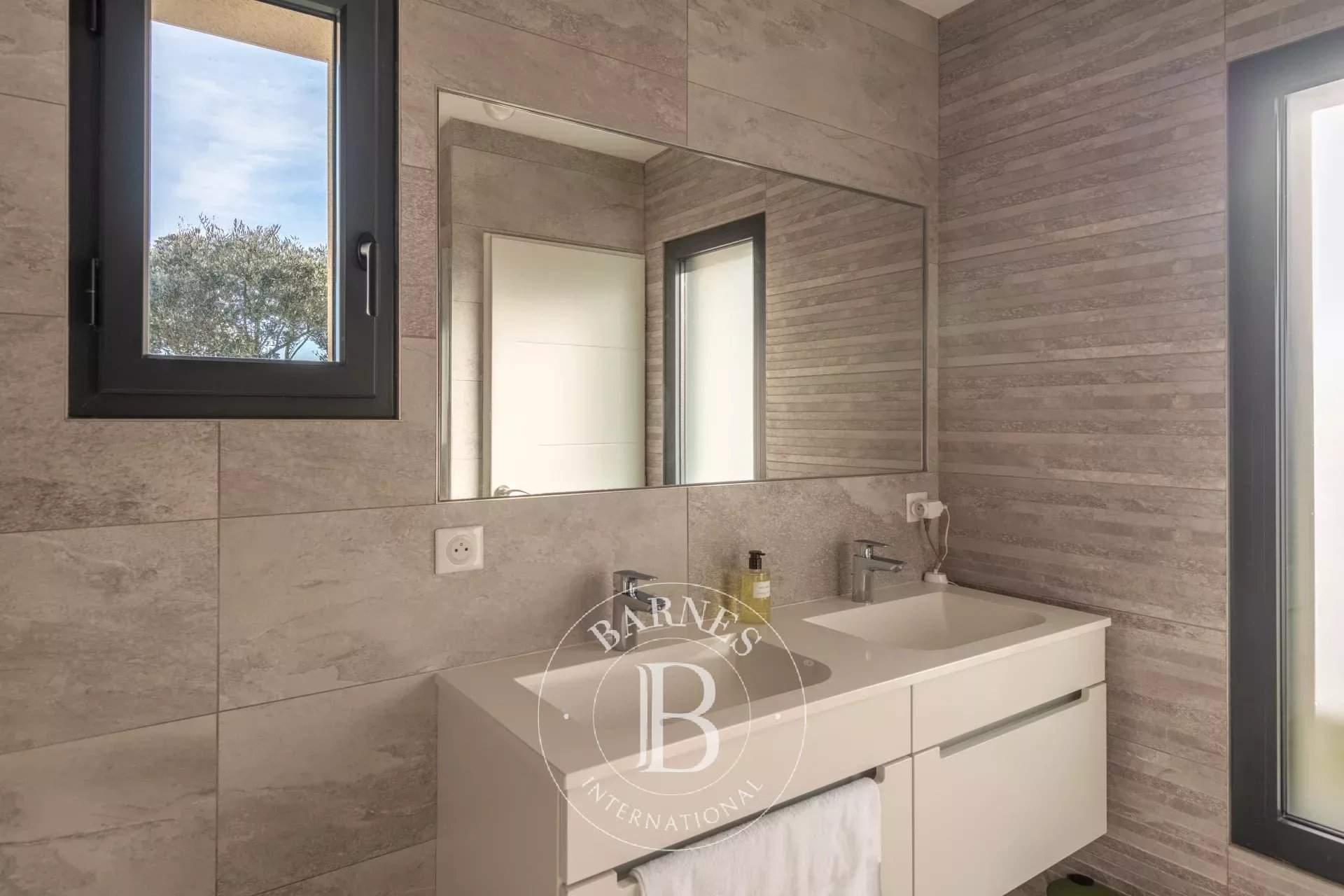 Neyron  - Maison 8 Pi&egrave;ces 4 Chambres - picture 7