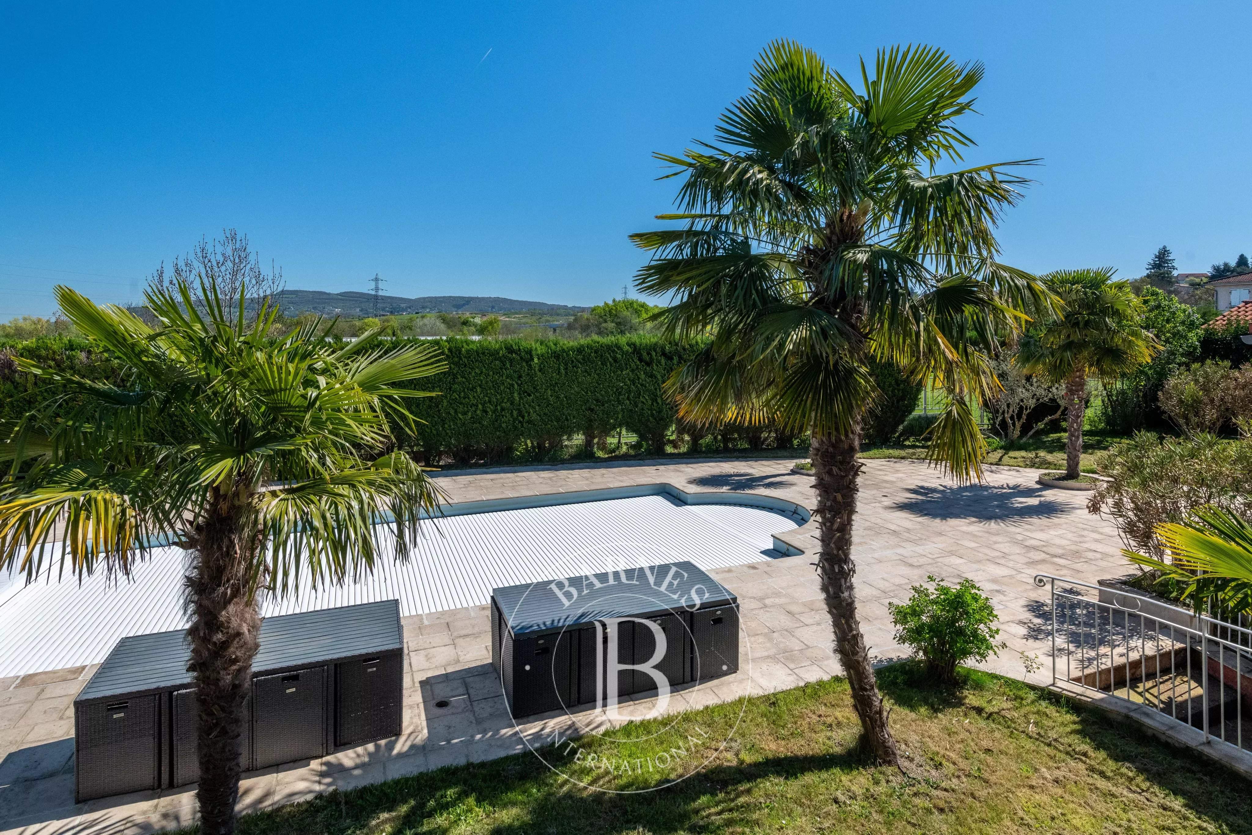 La Tour-de-Salvagny  - Maison 6 Pi&egrave;ces 5 Chambres - picture 4