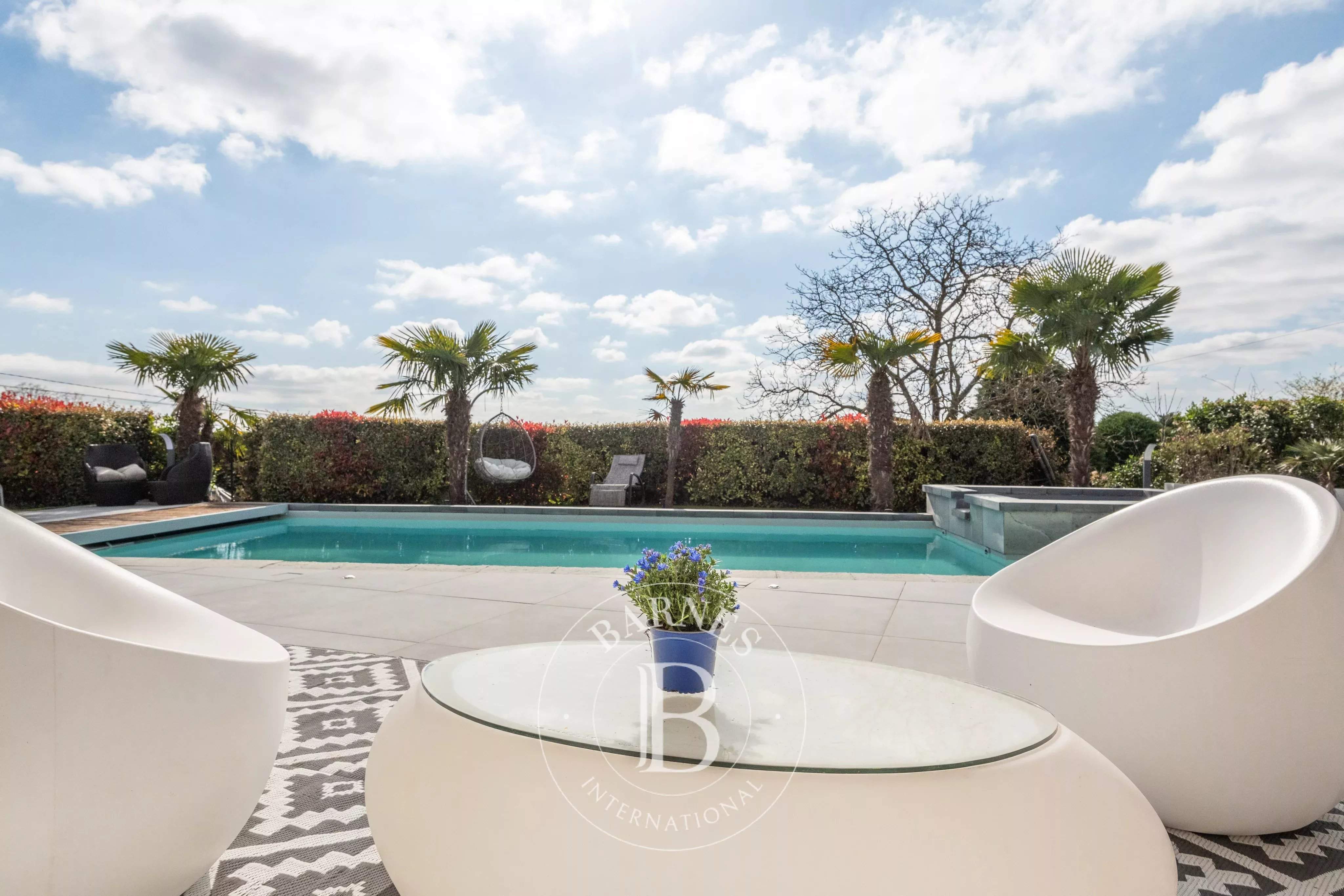 Saint-Genis-Laval  - Maison 9 Pi&egrave;ces 5 Chambres - picture 2