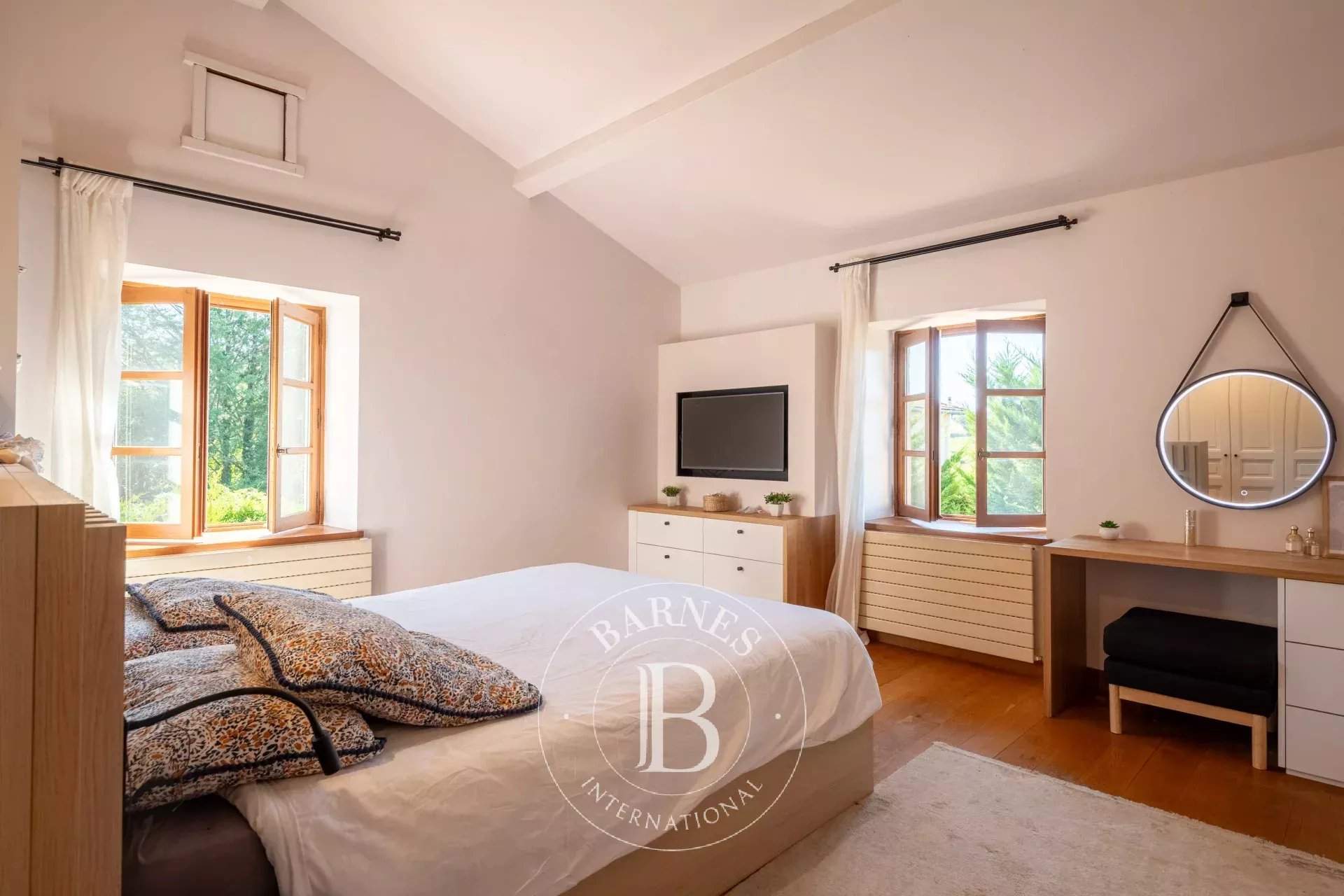 Saint-Germain-Nuelles  - Maison 7 Pièces 4 Chambres - picture 16