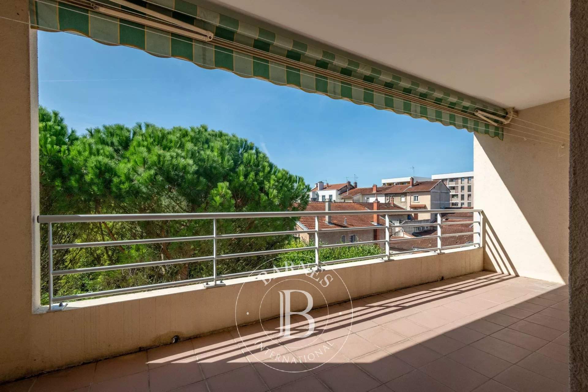 Sathonay-Camp  - Appartement 6 Pi&egrave;ces 4 Chambres - picture 7