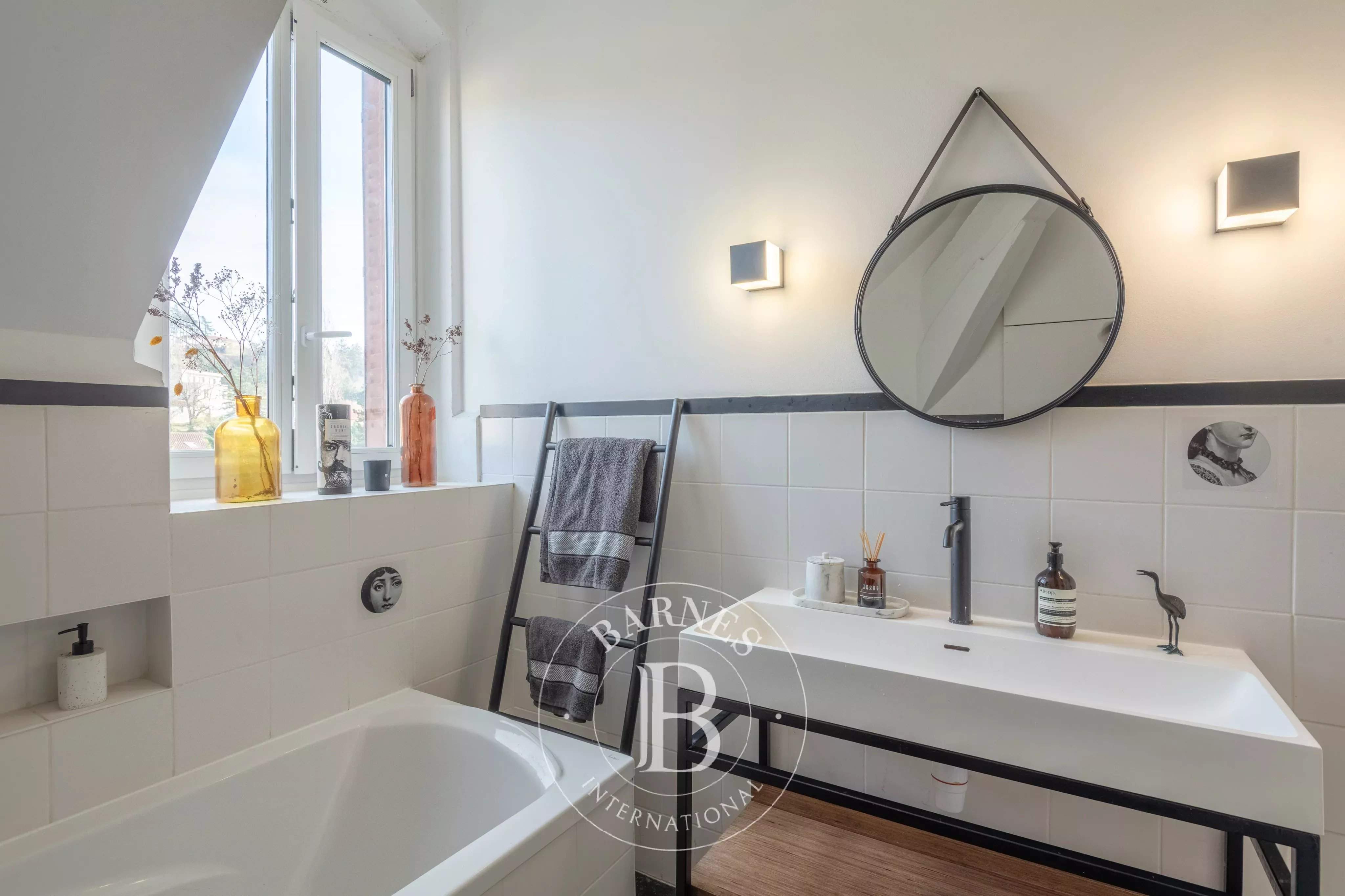 Neuville-sur-Saône  - Appartement 4 Pi&egrave;ces 3 Chambres - picture 12