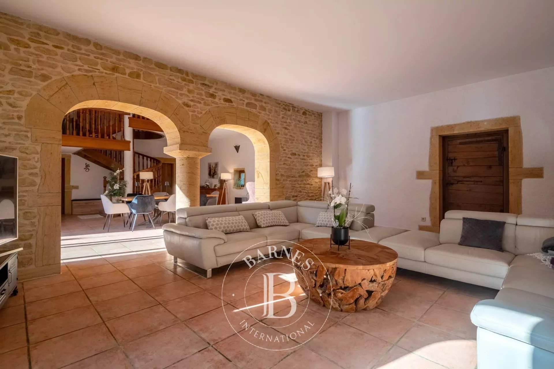 Saint-Germain-Nuelles  - Maison 7 Pièces 4 Chambres - picture 12