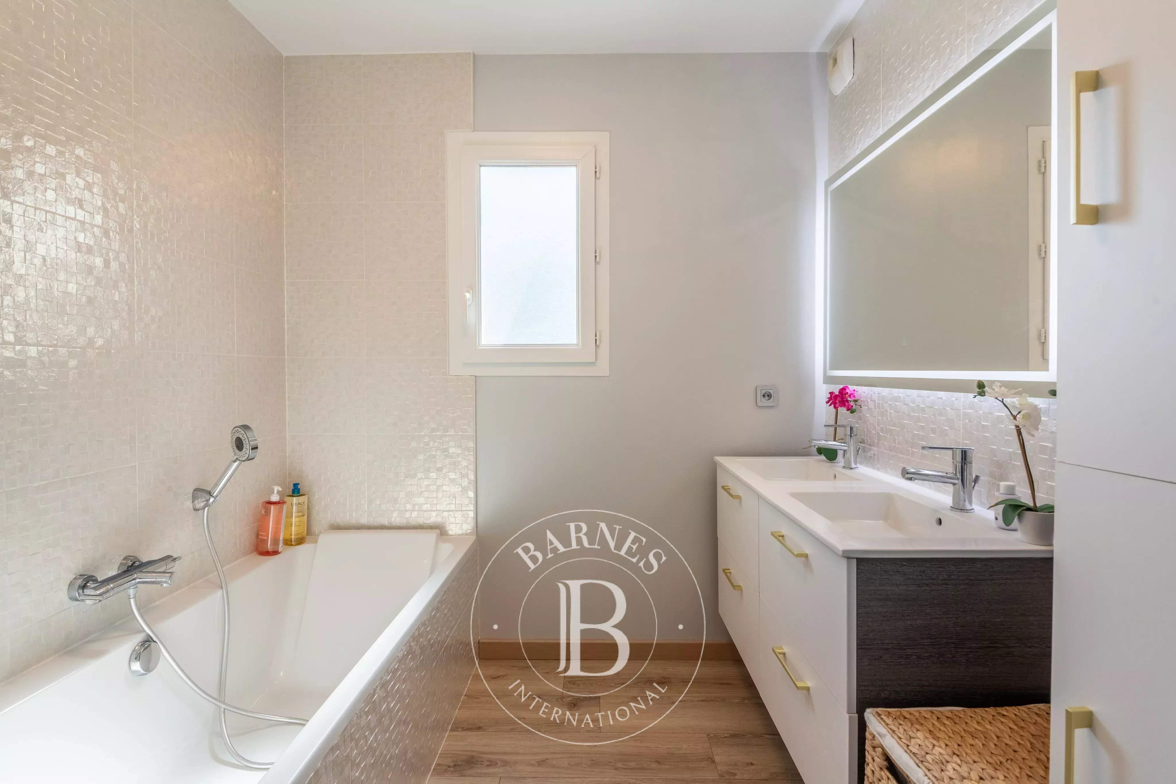 Tassin-la-Demi-Lune  - Maison 6 Pi&egrave;ces 4 Chambres - picture 12