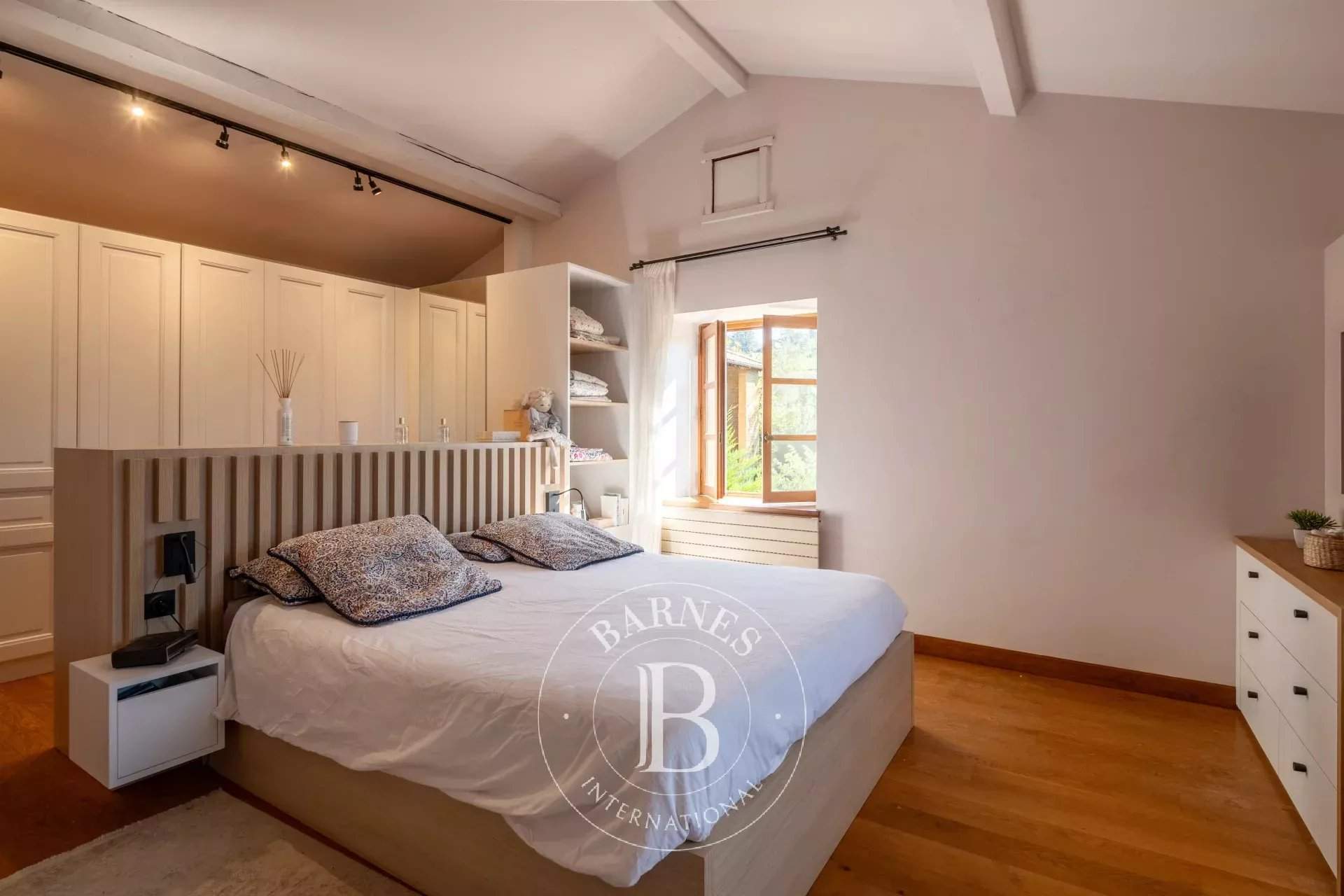 Saint-Germain-Nuelles  - Maison 7 Pièces 4 Chambres - picture 18