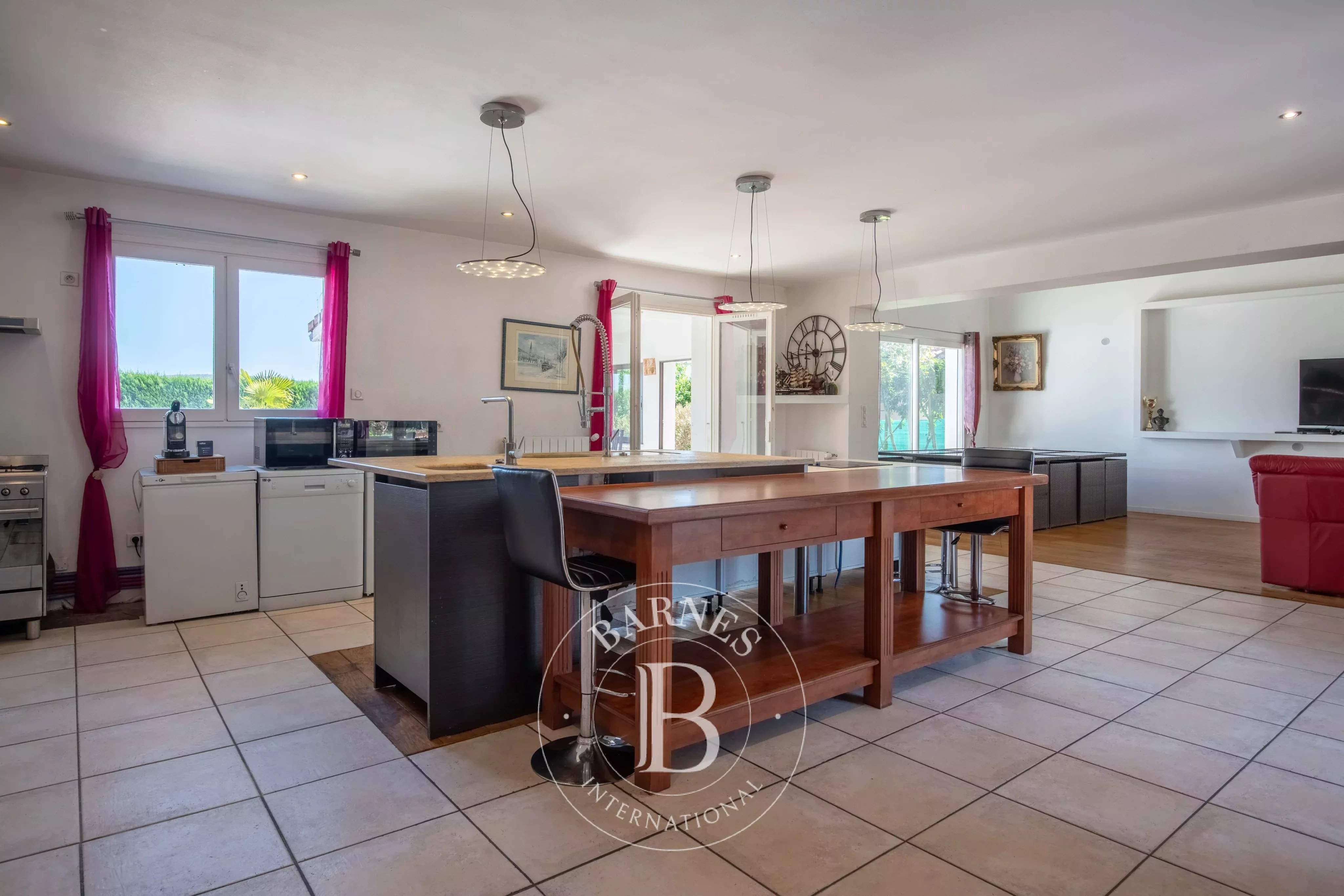 La Tour-de-Salvagny  - Maison 6 Pi&egrave;ces 5 Chambres - picture 8