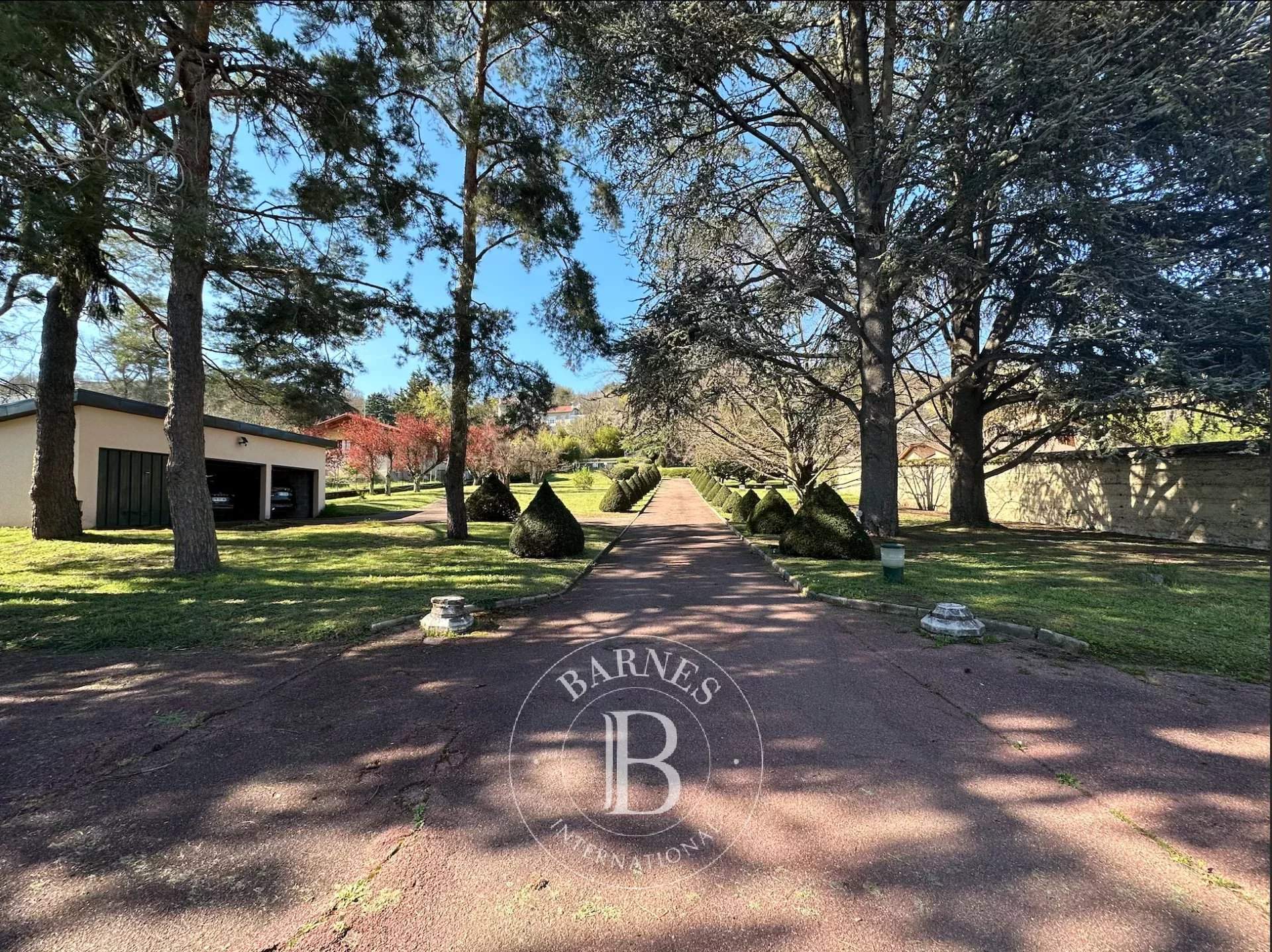 Neyron  - Maison 8 Pi&egrave;ces 6 Chambres - picture 2