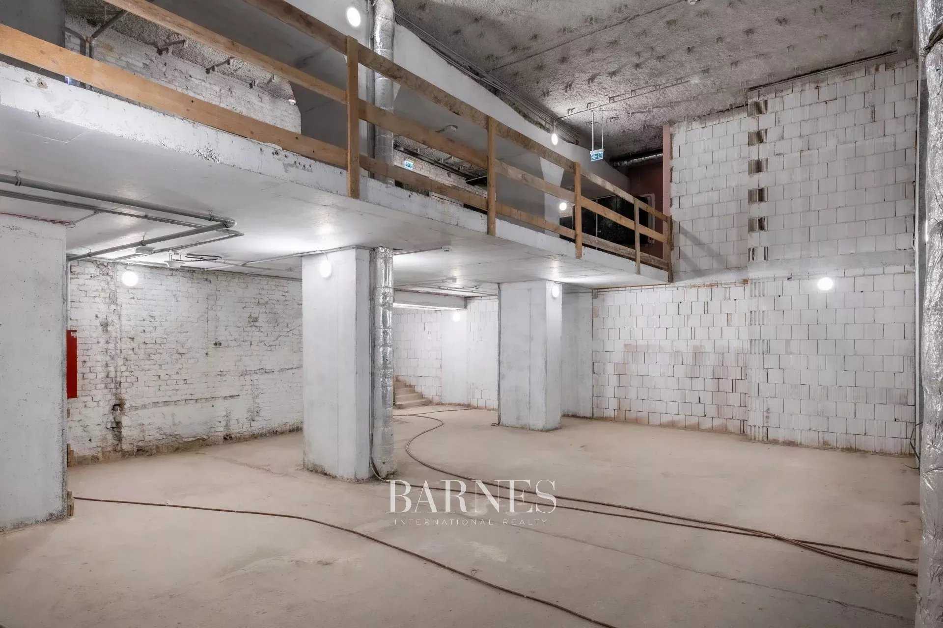 Budapest VI. kerülete  - Local commercial 