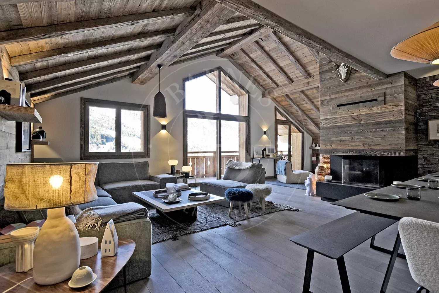 Sublime triplex in an intimate residence picture 20