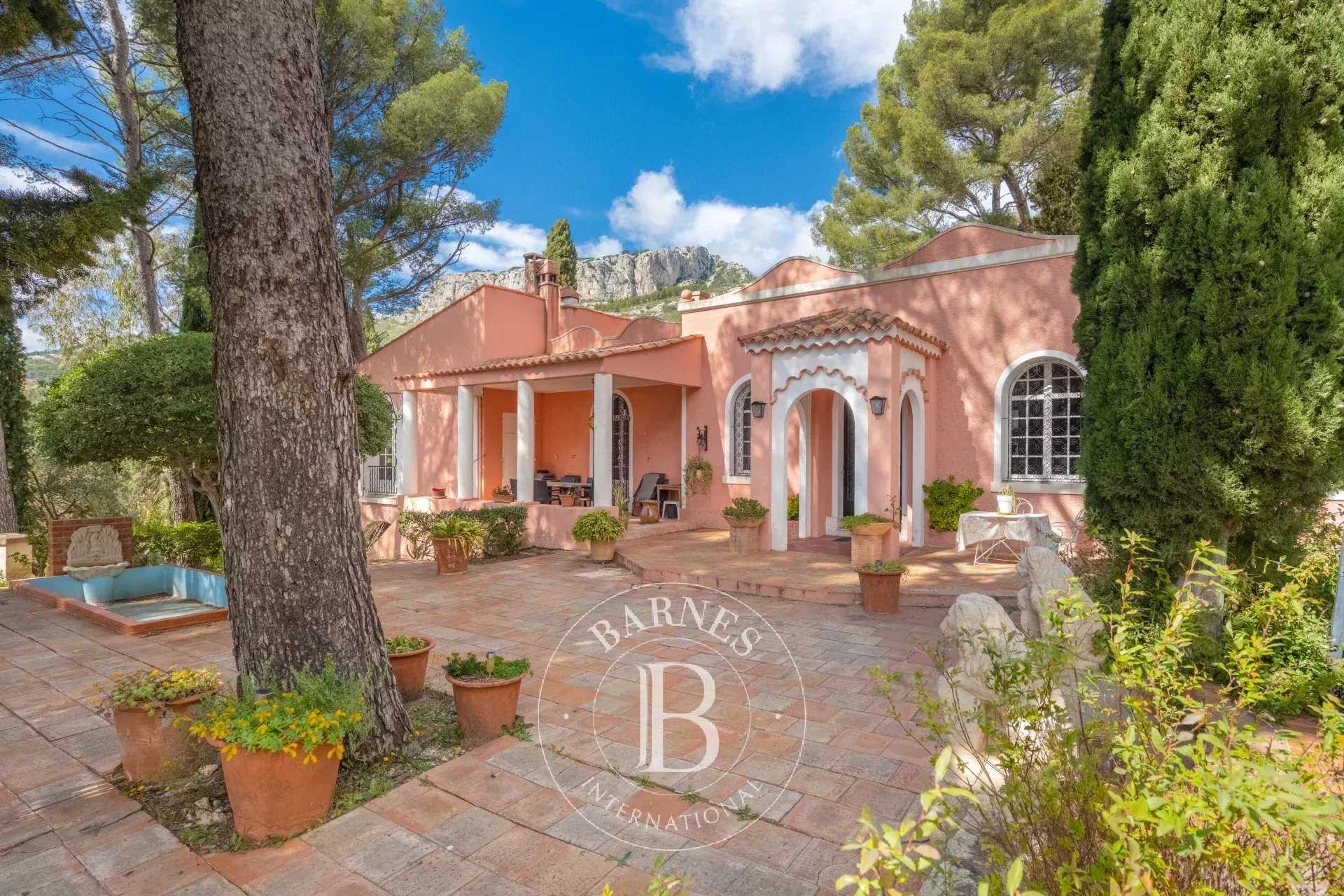 Toulon  - Property 8 Bedrooms