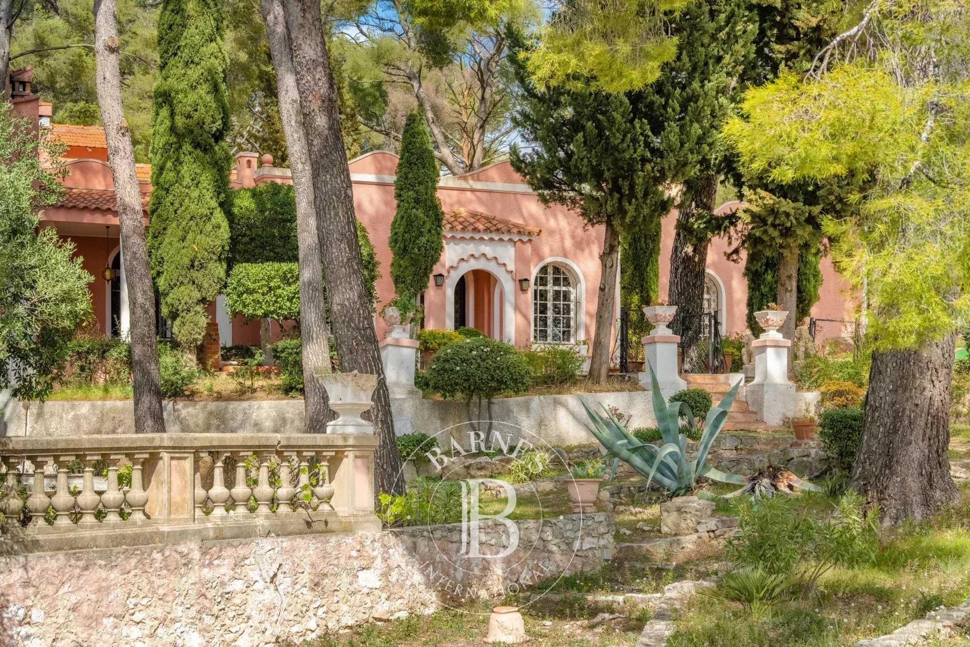 Toulon  - Propriété 10 Pi&egrave;ces 8 Chambres