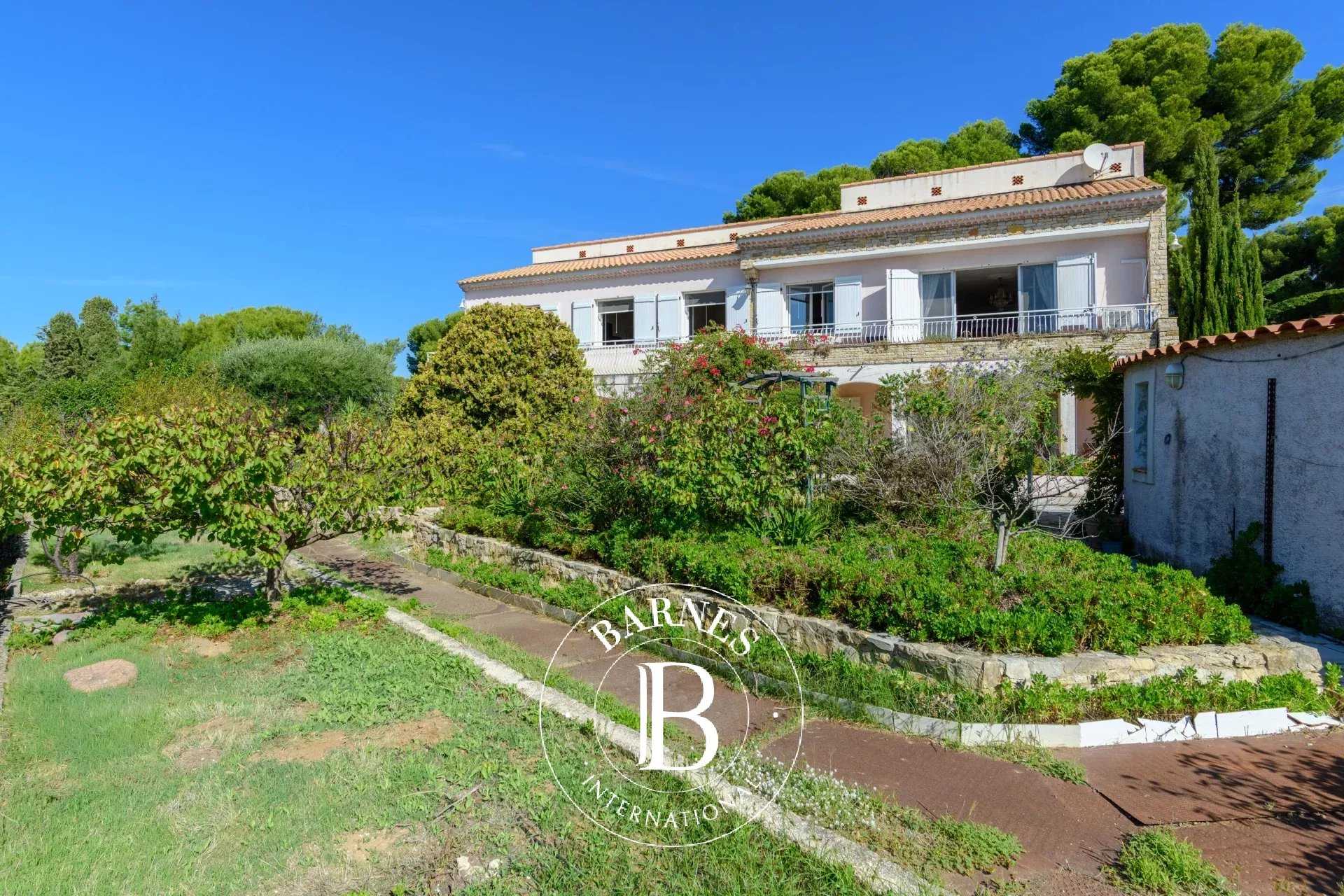 Sanary-sur-Mer  - Villa 12 Pi&egrave;ces 11 Chambres