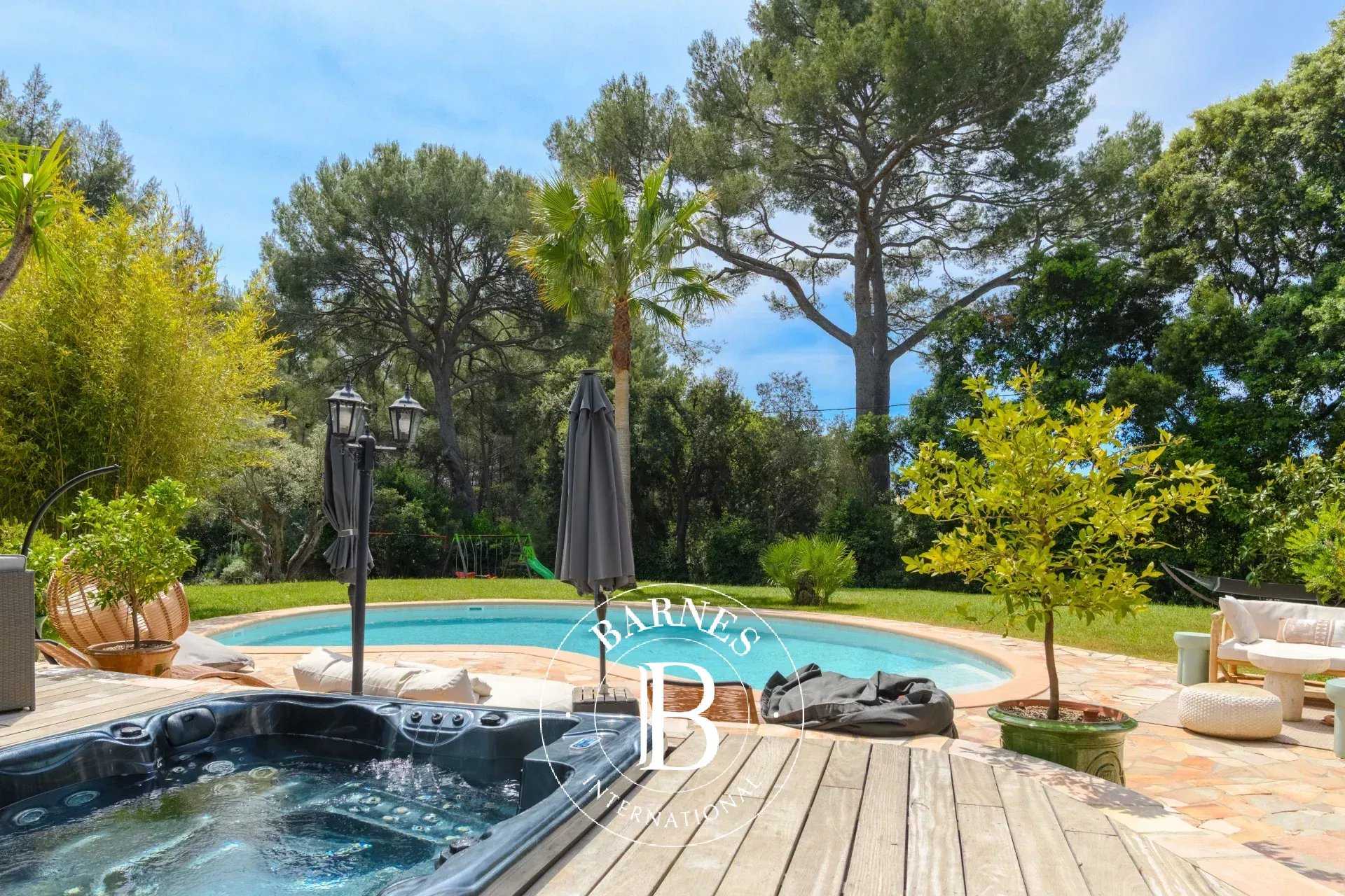 Sanary-sur-Mer  - Villa 7 Pi&egrave;ces 5 Chambres