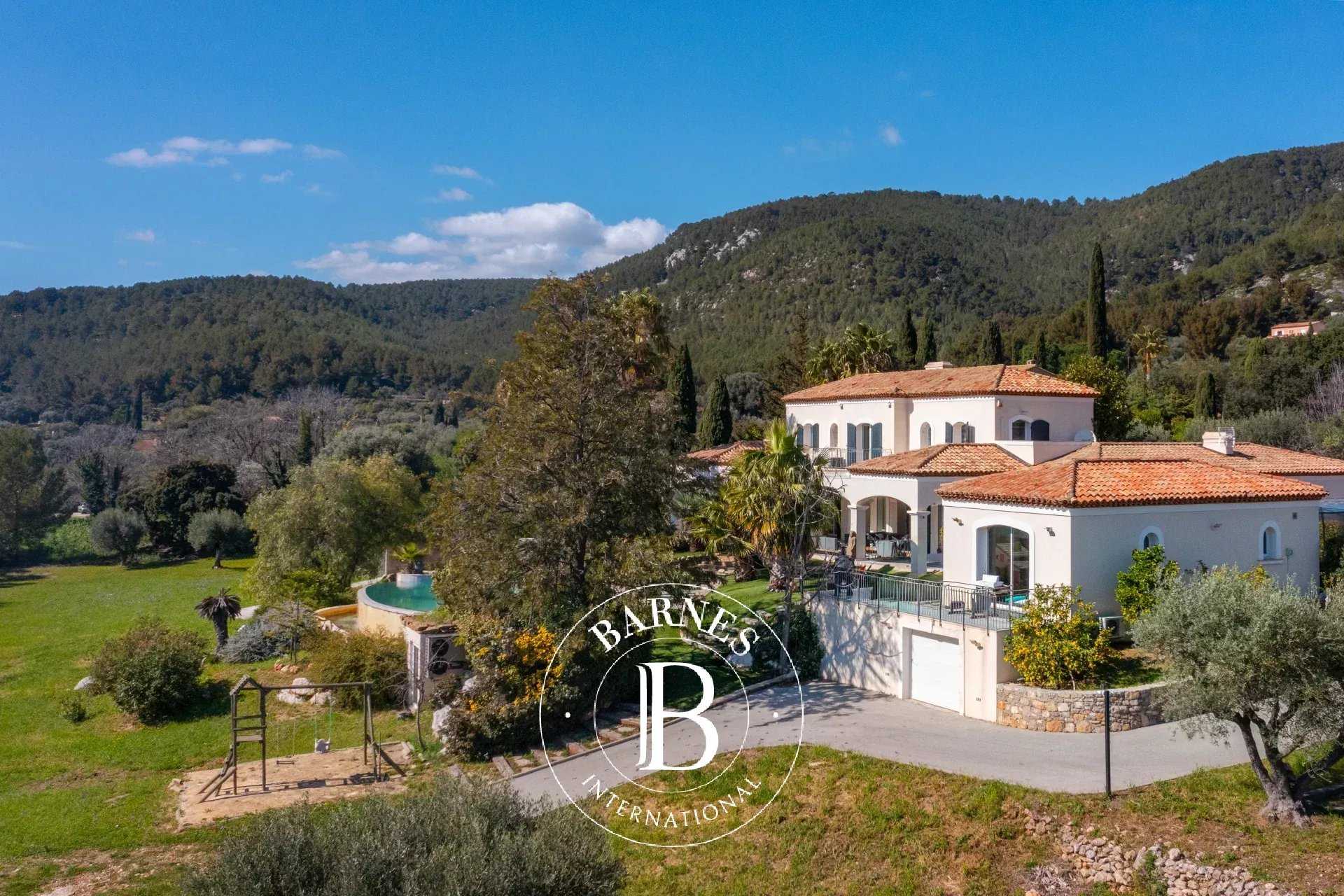 Sanary-sur-Mer  - Villa 7 Pi&egrave;ces 4 Chambres