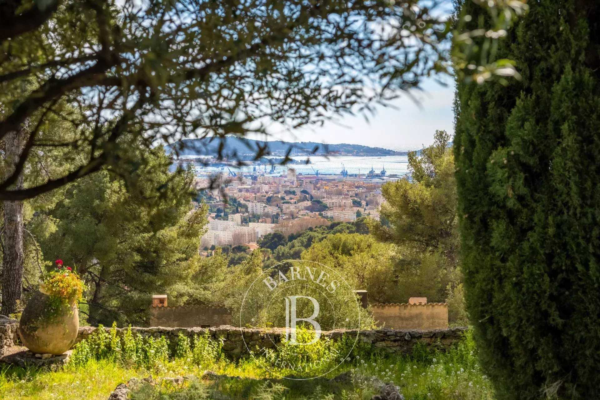 Toulon  - Property 8 Bedrooms