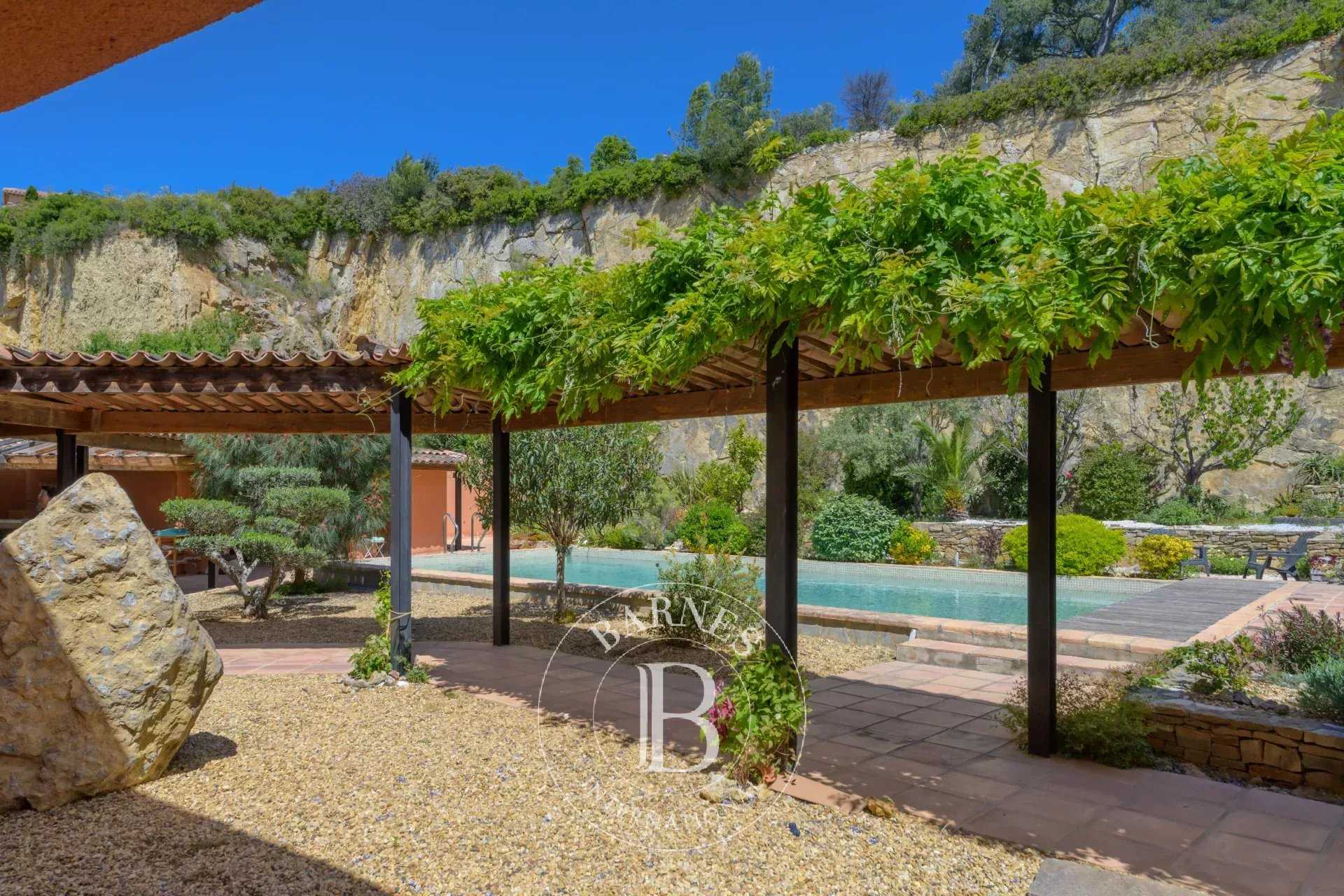 Villa Ollioules  -  ref 84648367 (picture 2)