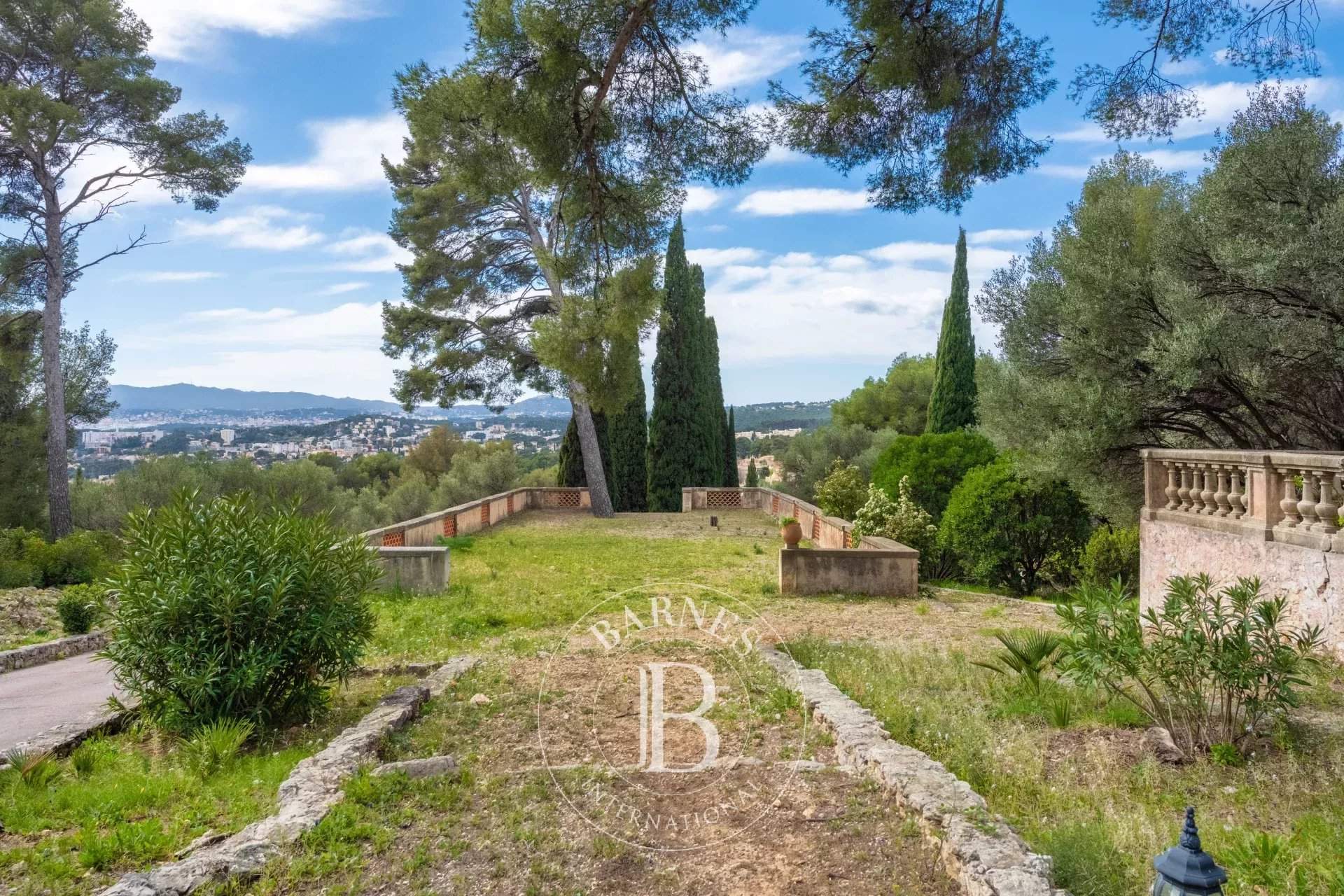 Toulon  - Property 8 Bedrooms - picture 19