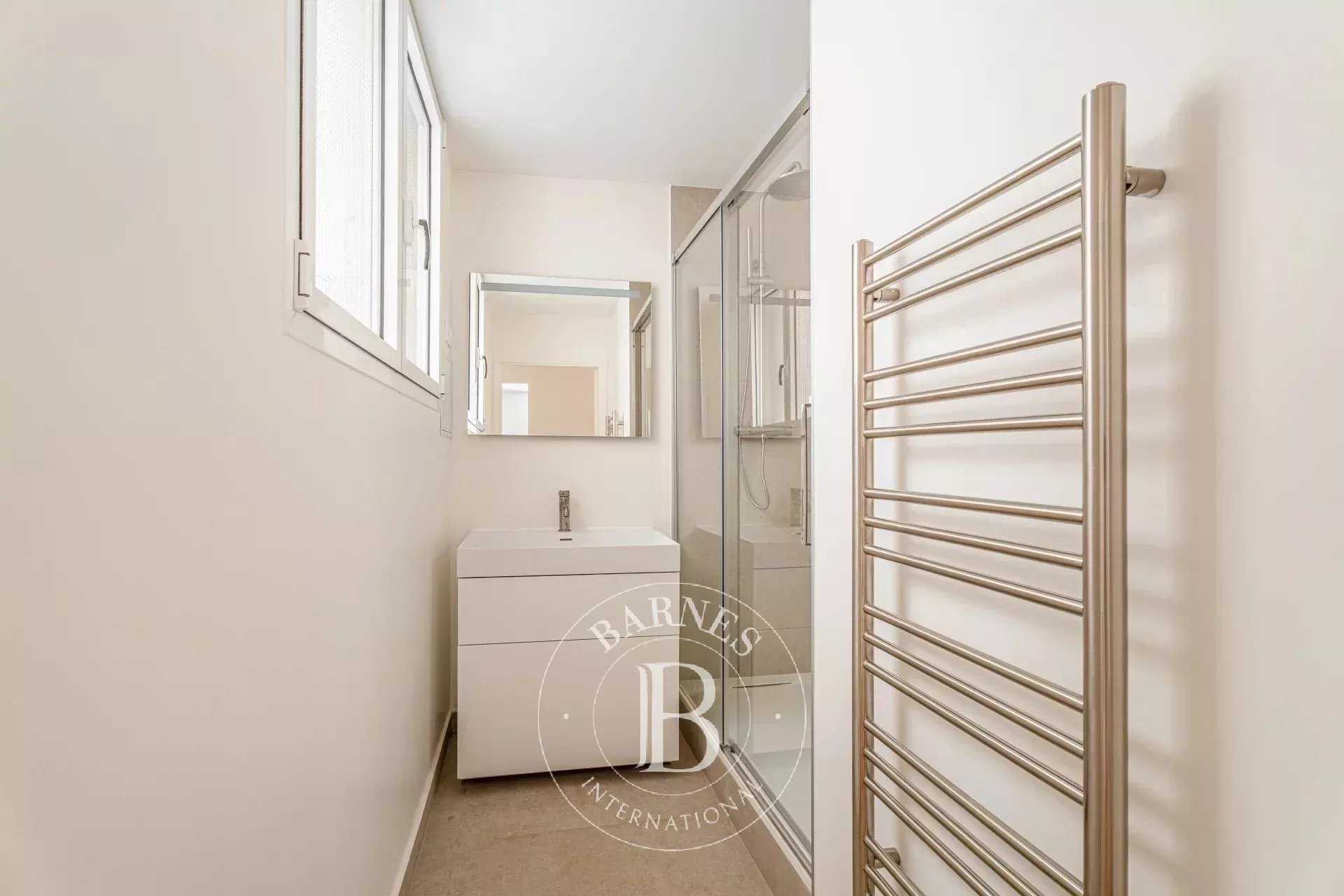 Paris  - Appartement 3 Pi&egrave;ces 2 Chambres