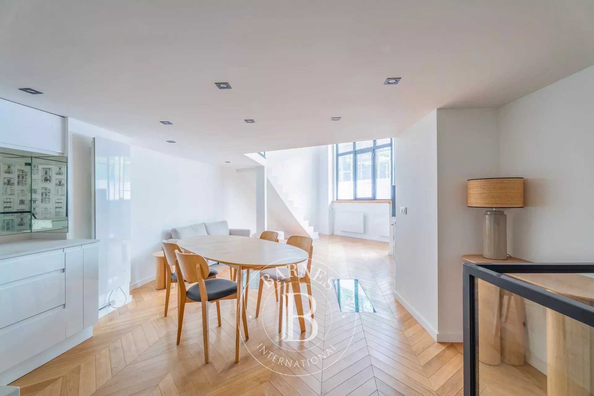 Paris  - Appartement 5 Pièces 3 Chambres
